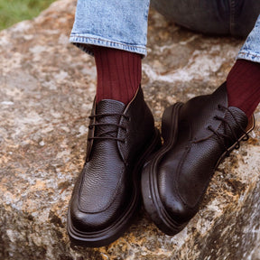 Men's lace-up ankle boot in black hammered leather and Vibram sole