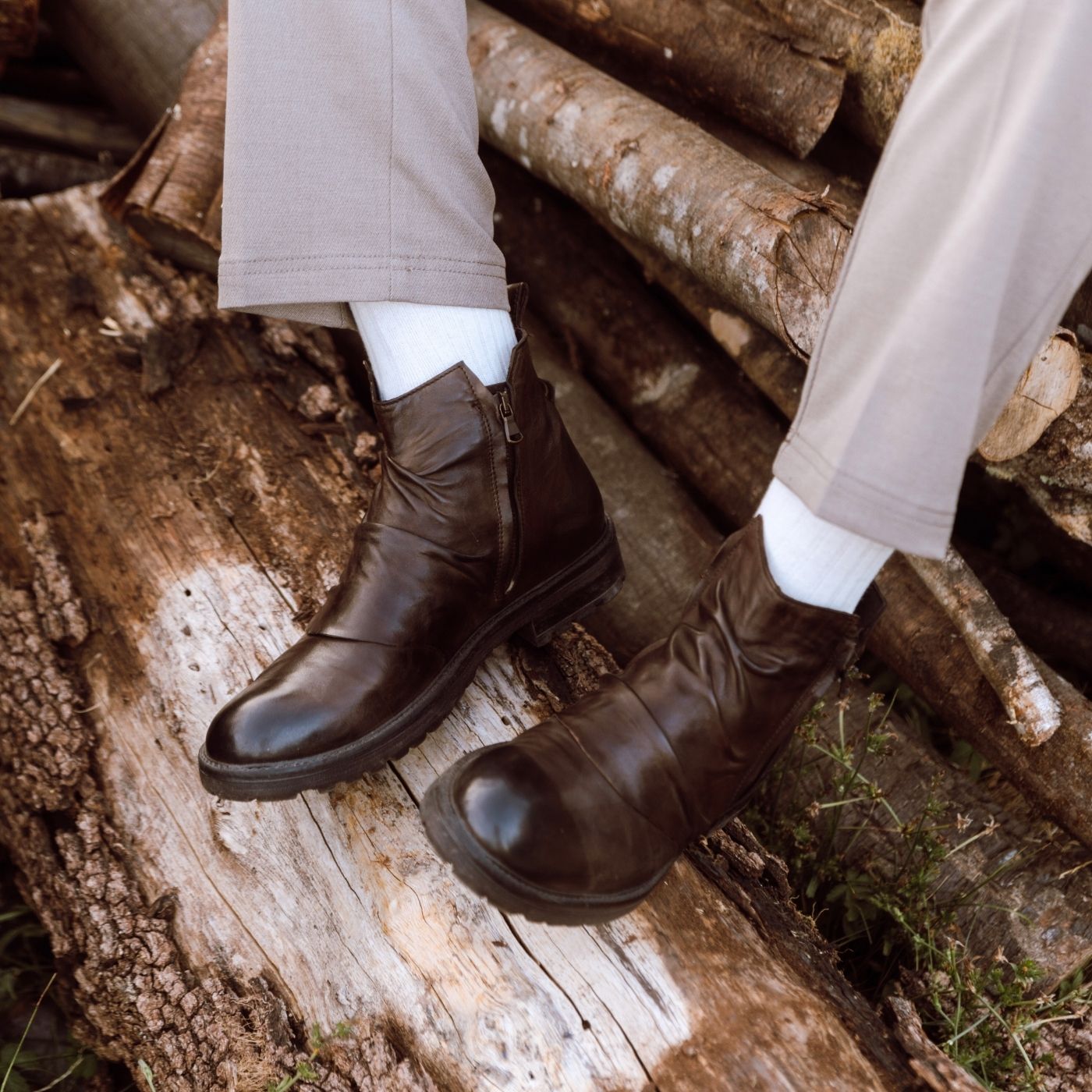 Men's ankle boot with dark brown leather curl