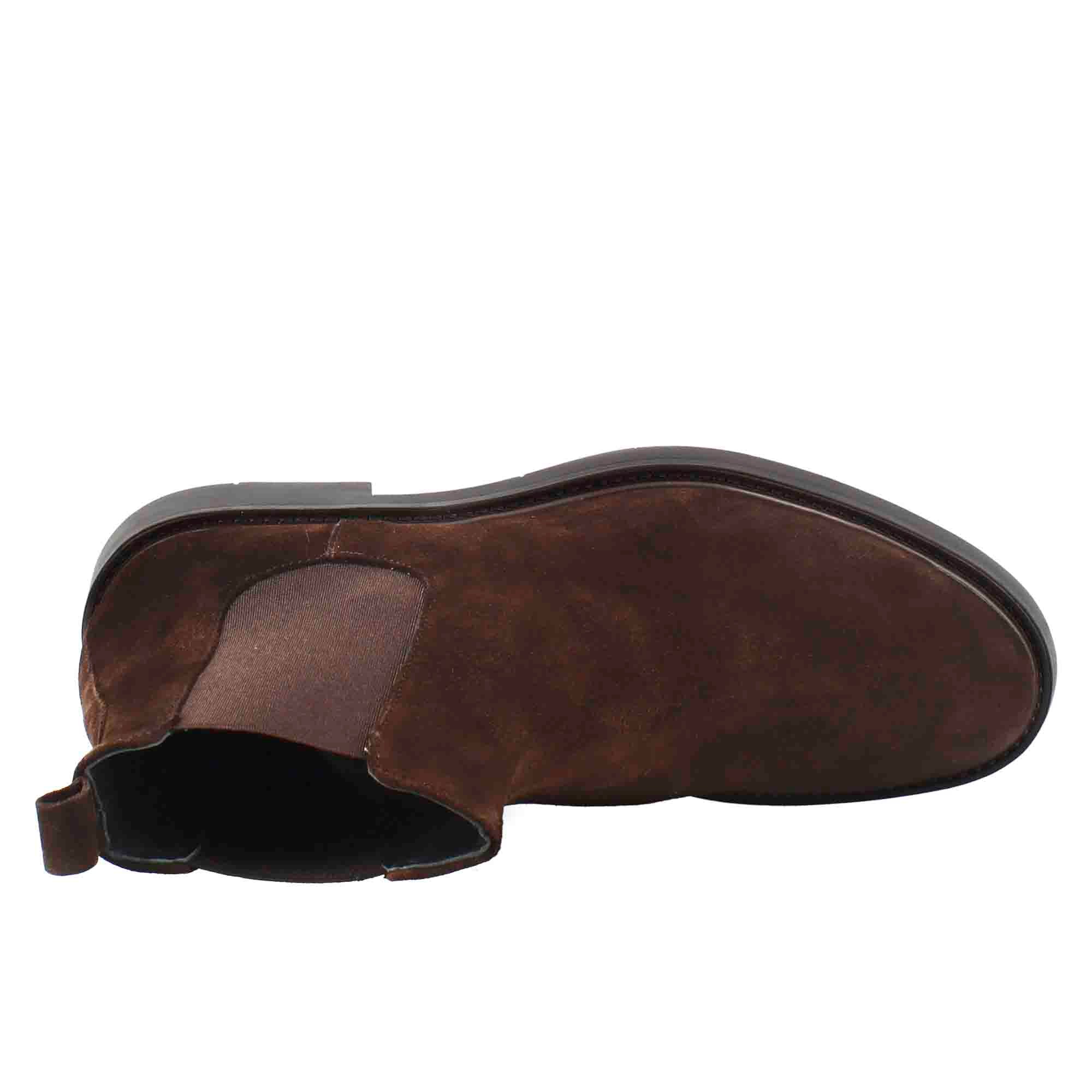 Chelsea boot for men in dark brown suede