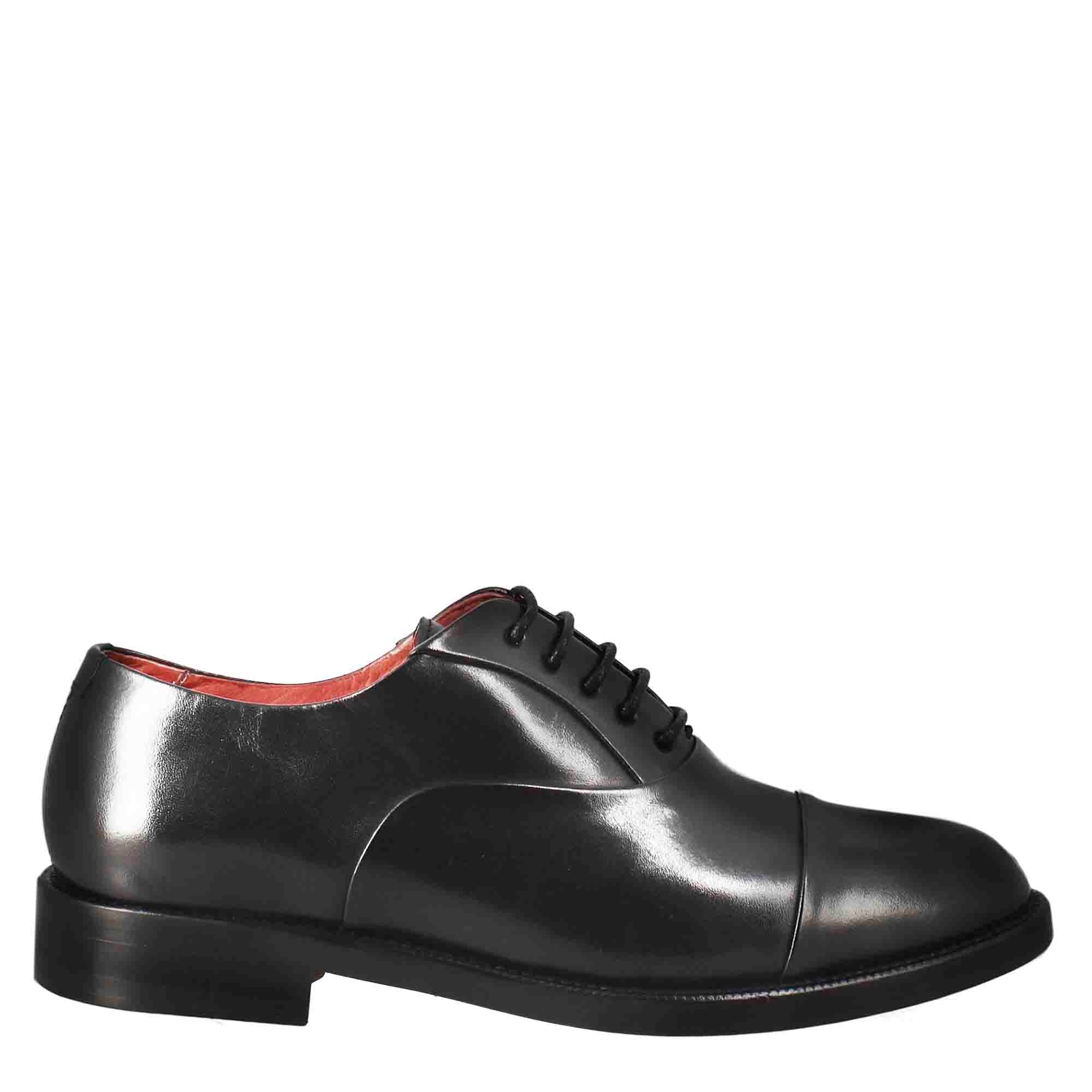 Women's brogues sewn on the toe in black leather