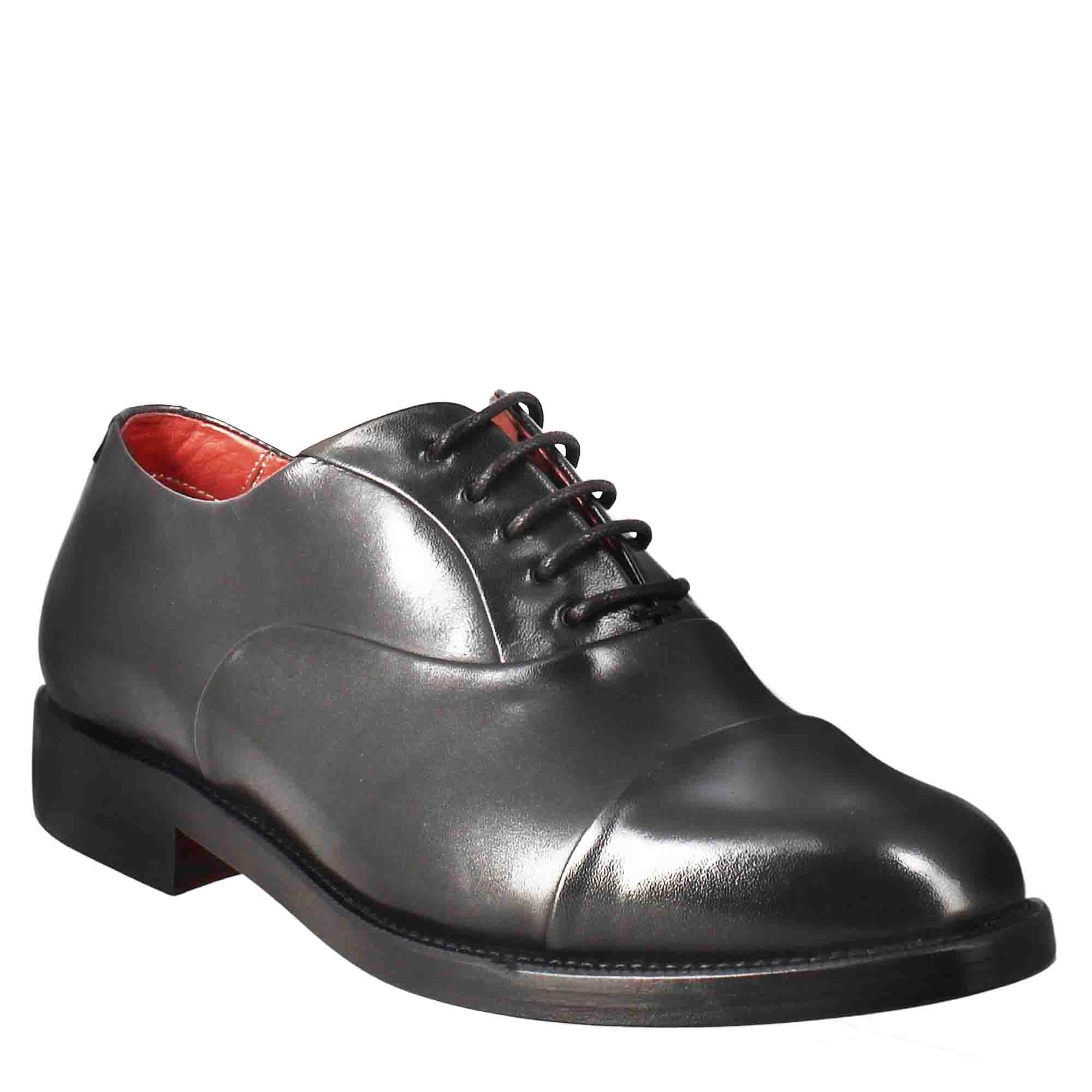 Women's brogues sewn on the toe in black leather