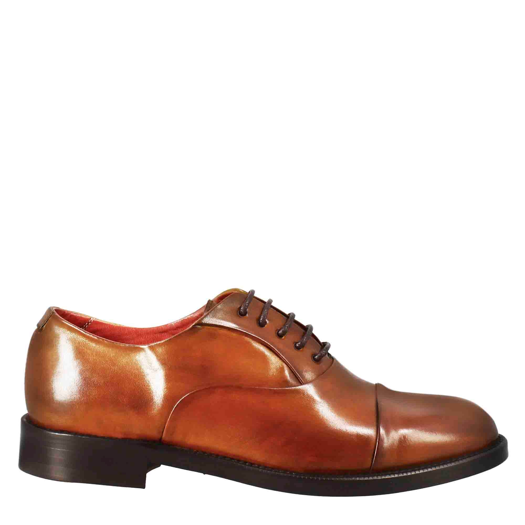 Women's brogues with stitching on the toe in light brown leather