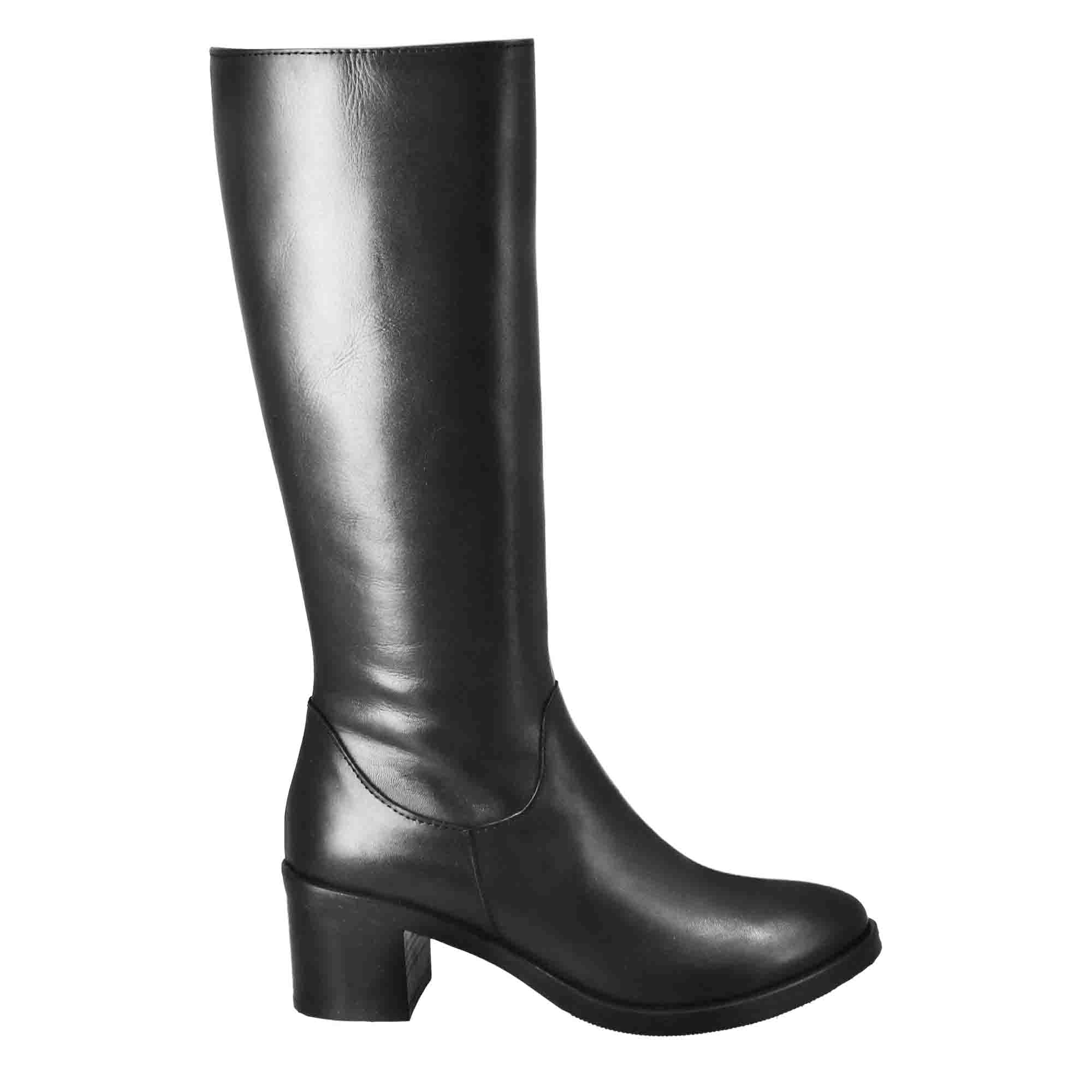 Smooth women's knee-high boots with medium heel in black leather