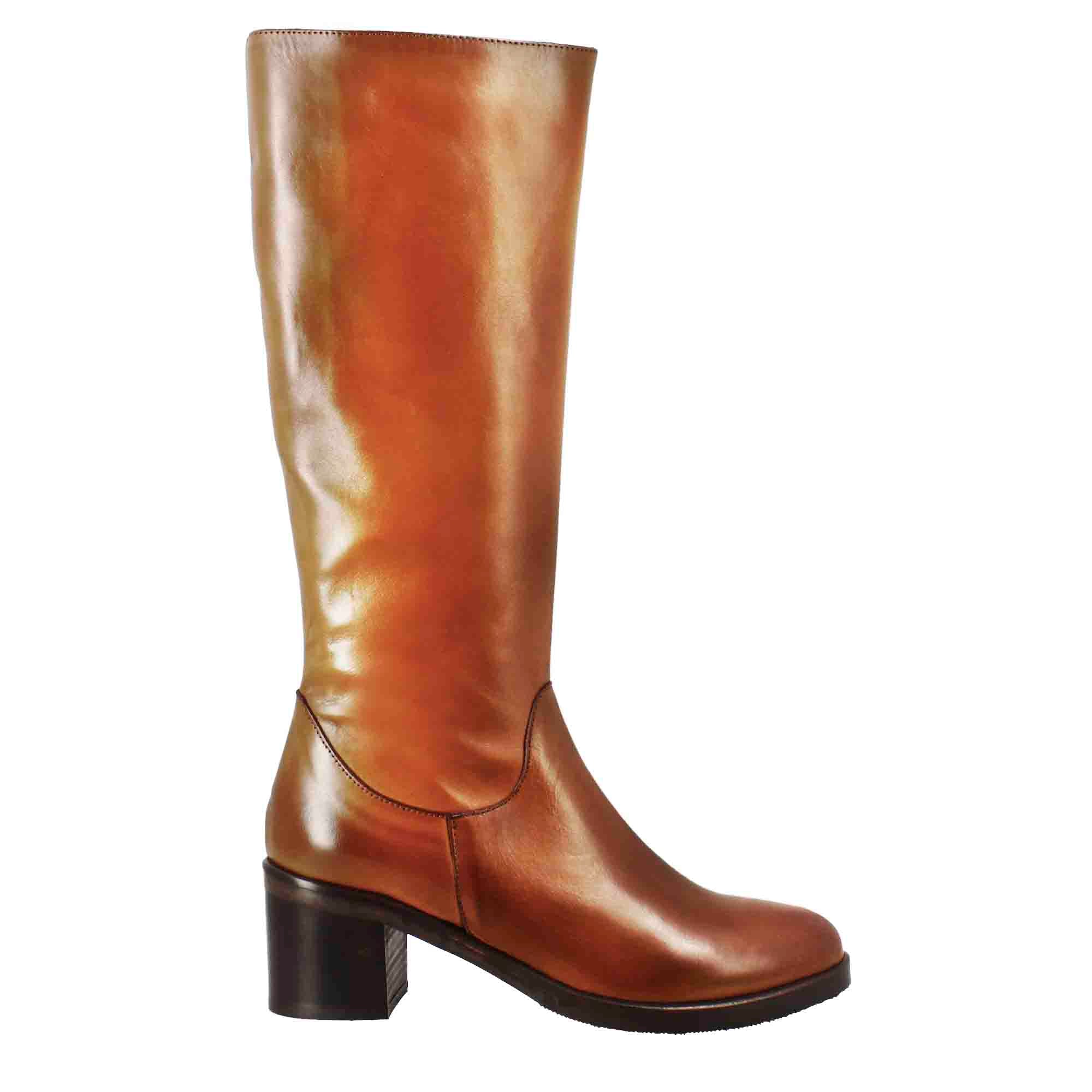 Botte haute femme lisse à talon moyen en cuir marron