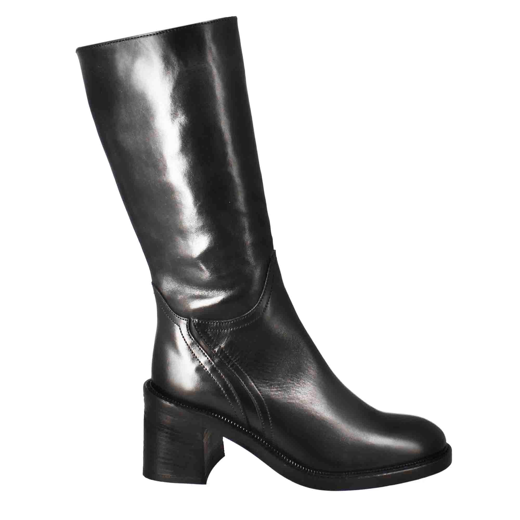 Women's calf-high diver boot with heel in black washed leather