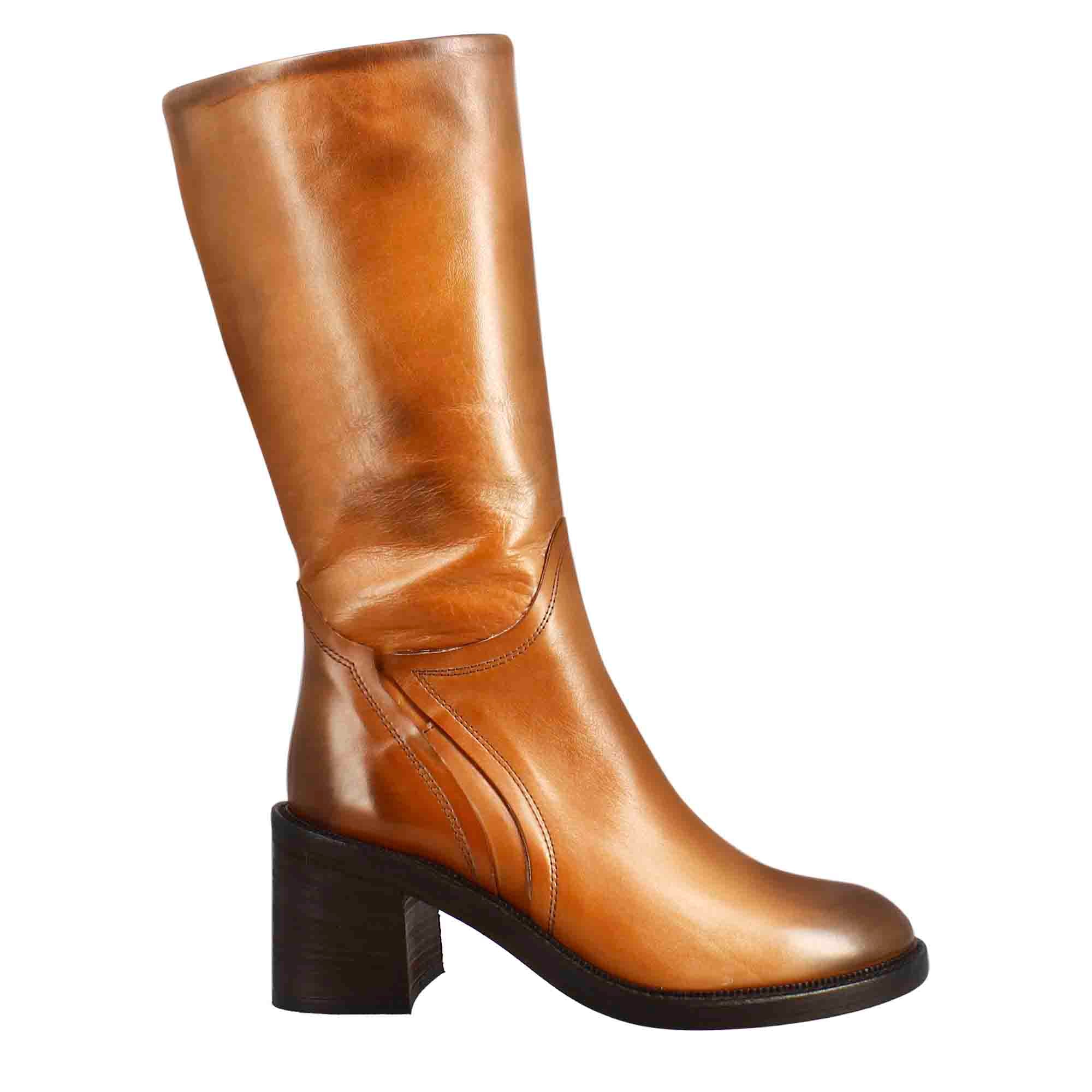 Women's calf-high diver boot with heel in washed leather in dark tan colour