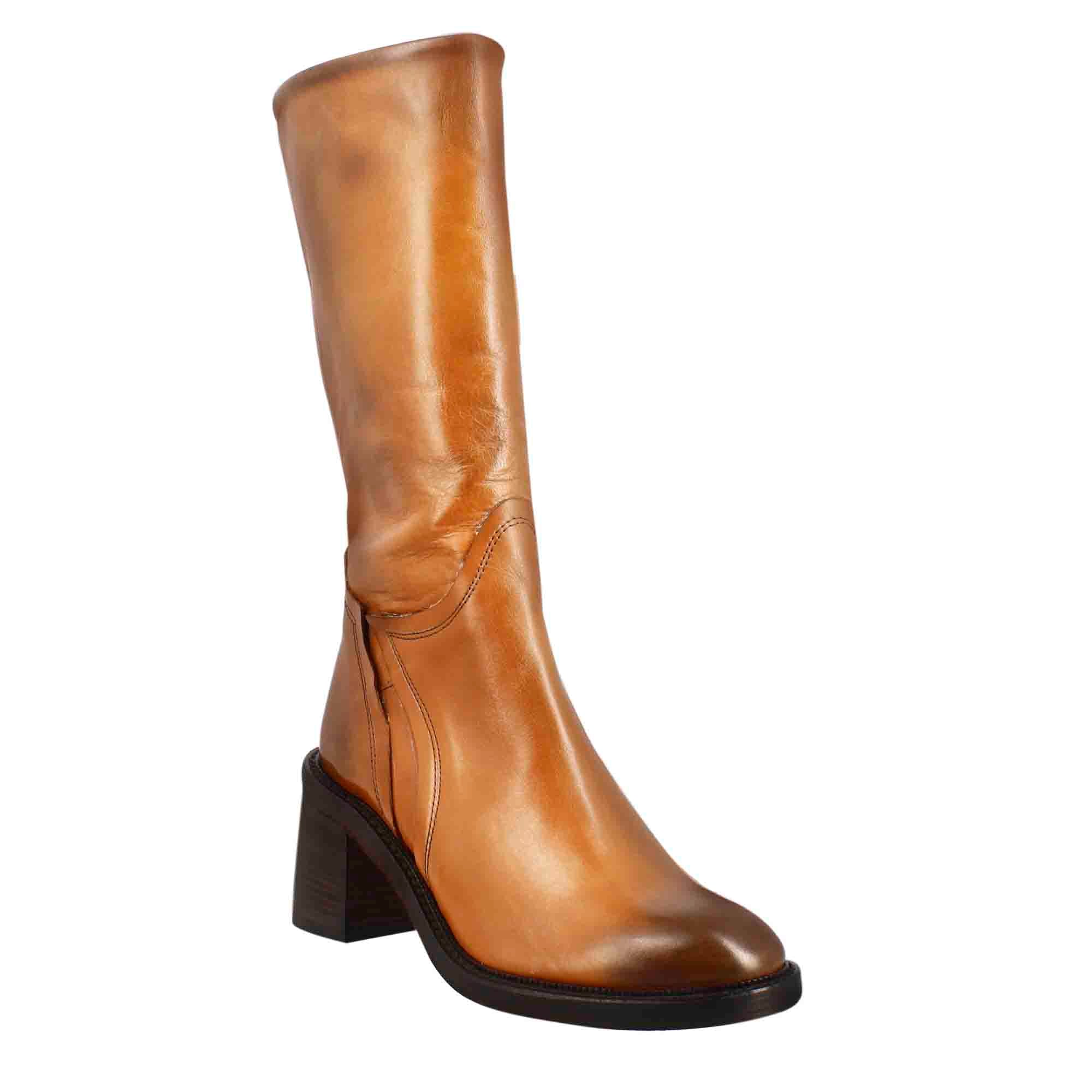 Women's calf-high diver boot with heel in washed leather in dark tan colour