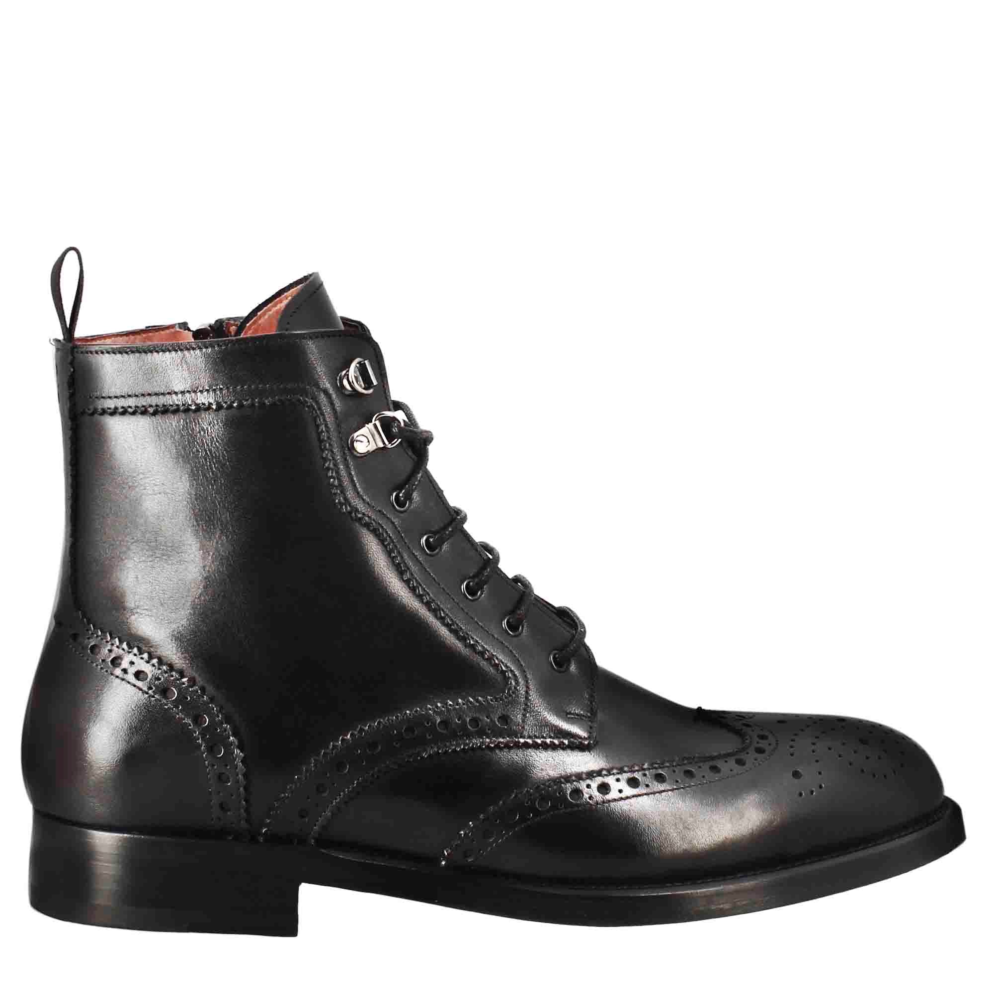 Stivaletto anfibio alto con lavorazione brogue da uomo in pelle colore nero