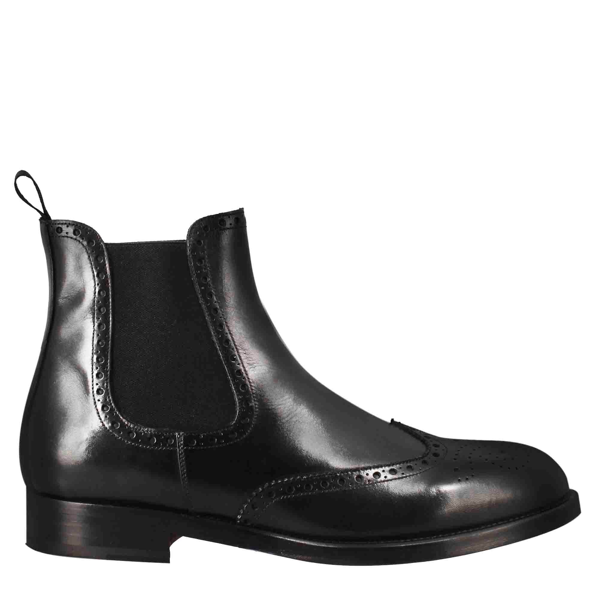 Chelsea boot with brogue details for men in black leather with elastic