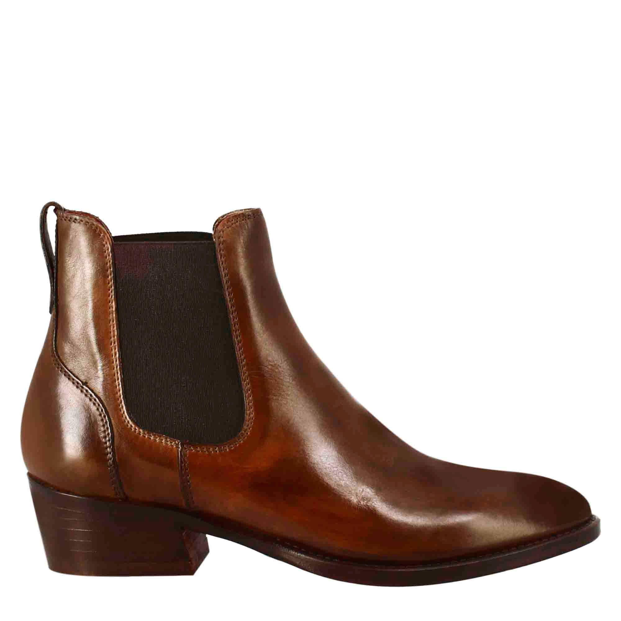 Smooth women's Chelsea boot with medium heel in brown leather