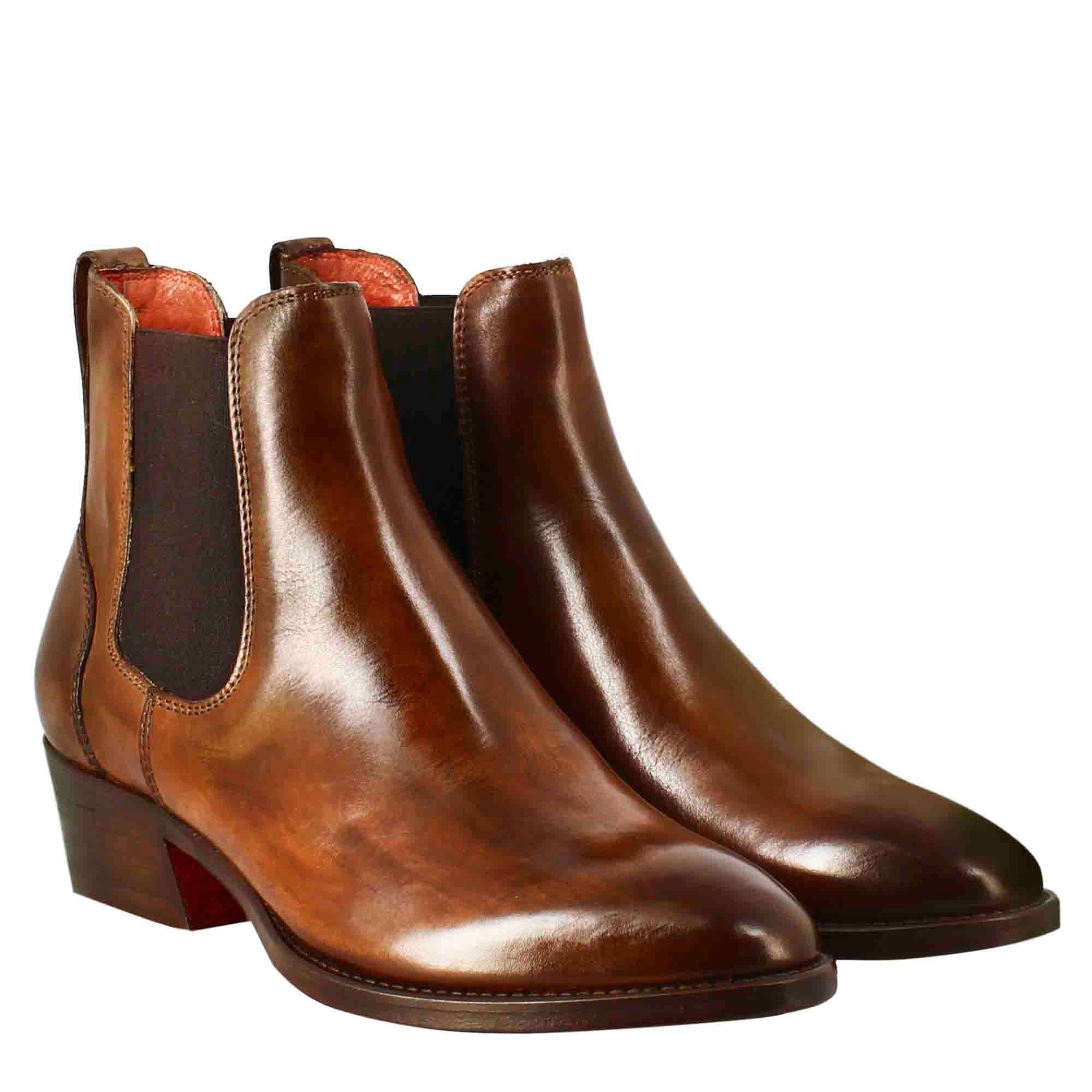 Smooth women's Chelsea boot with medium heel in brown leather