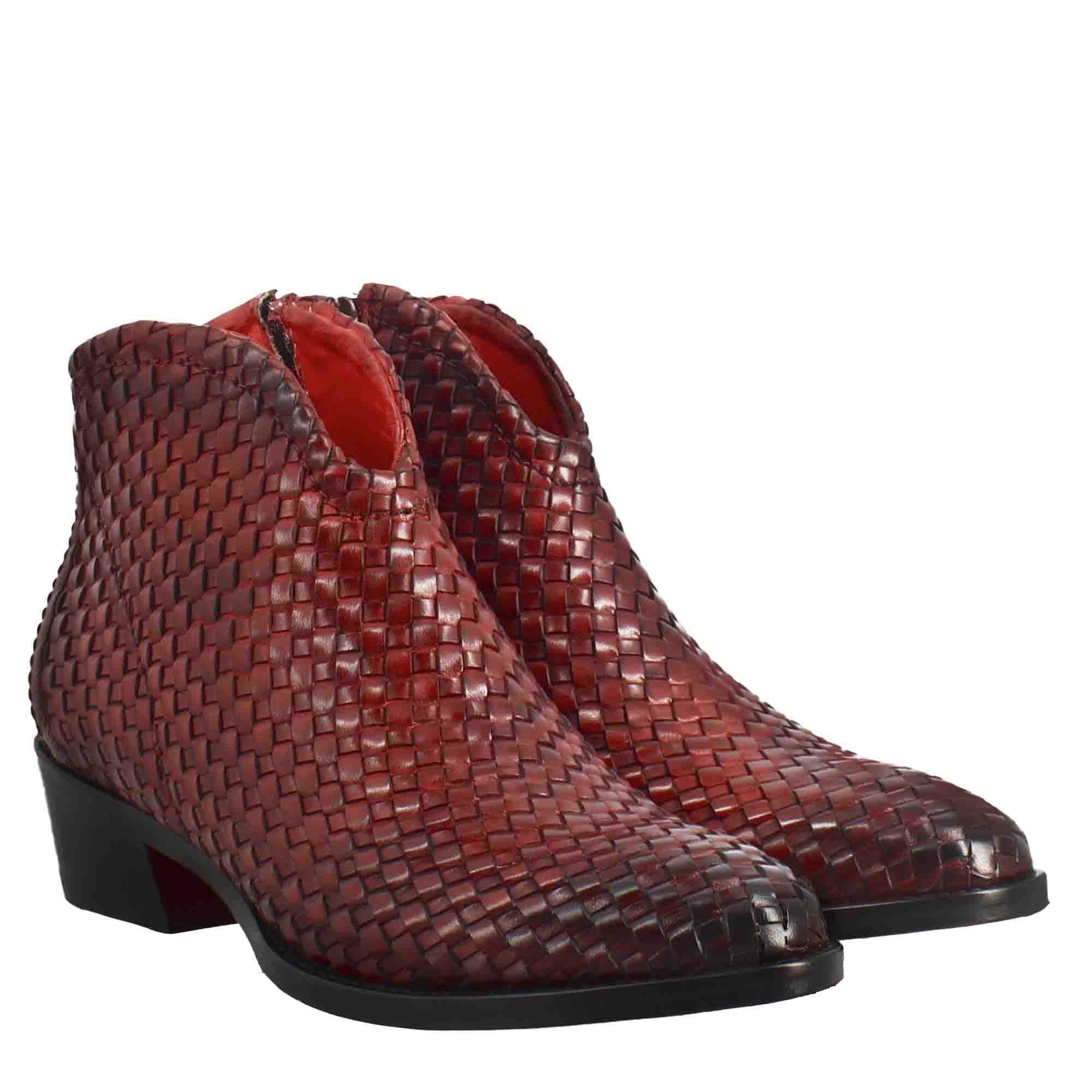 Stivaletto da donna in pelle intrecciata con tacco medio colore rosso