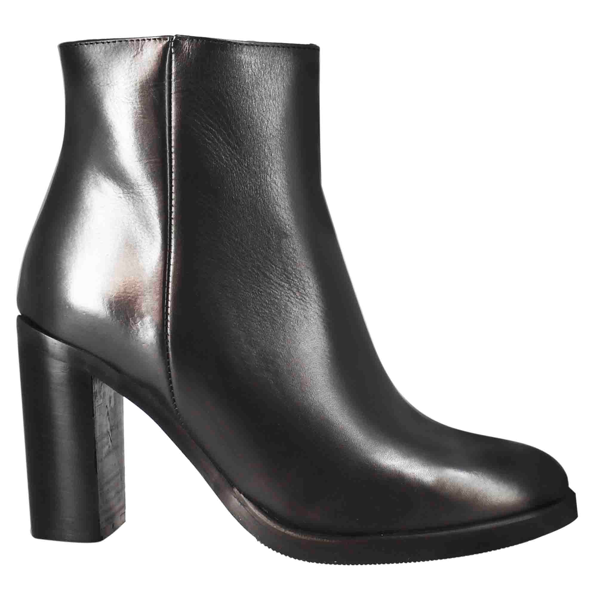 Smooth women's ankle boot with high heel in black leather