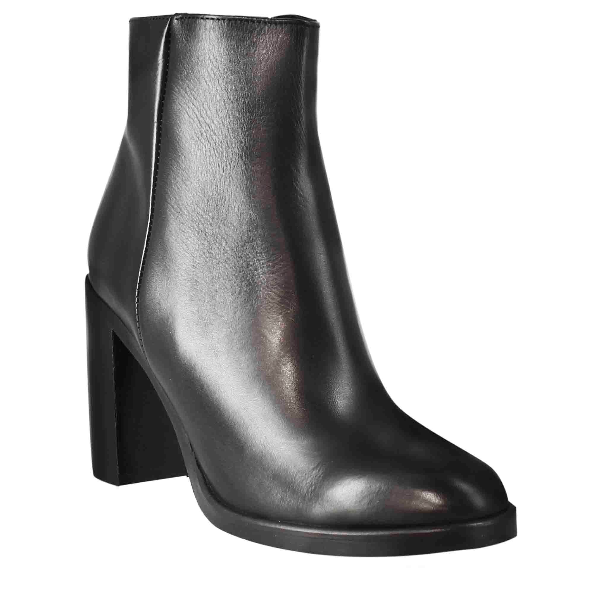 Smooth women's ankle boot with high heel in black leather