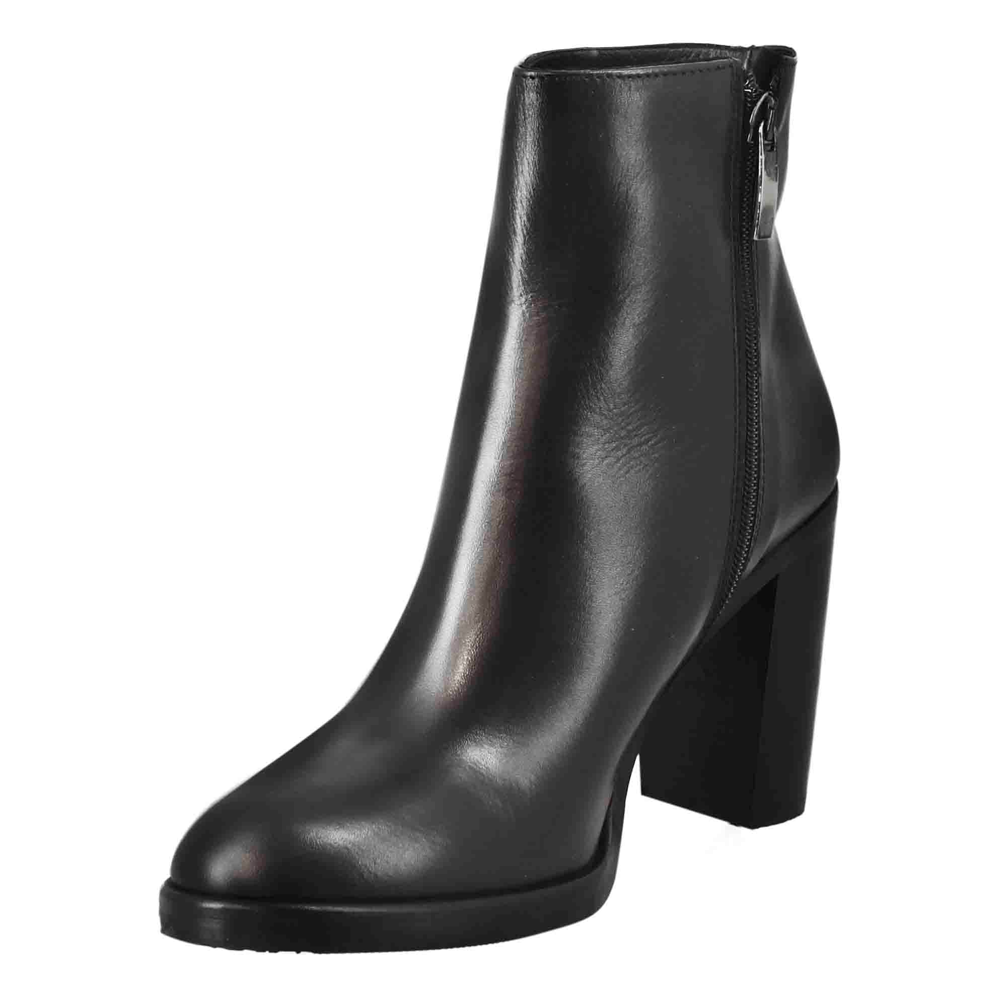 Smooth women's ankle boot with high heel in black leather