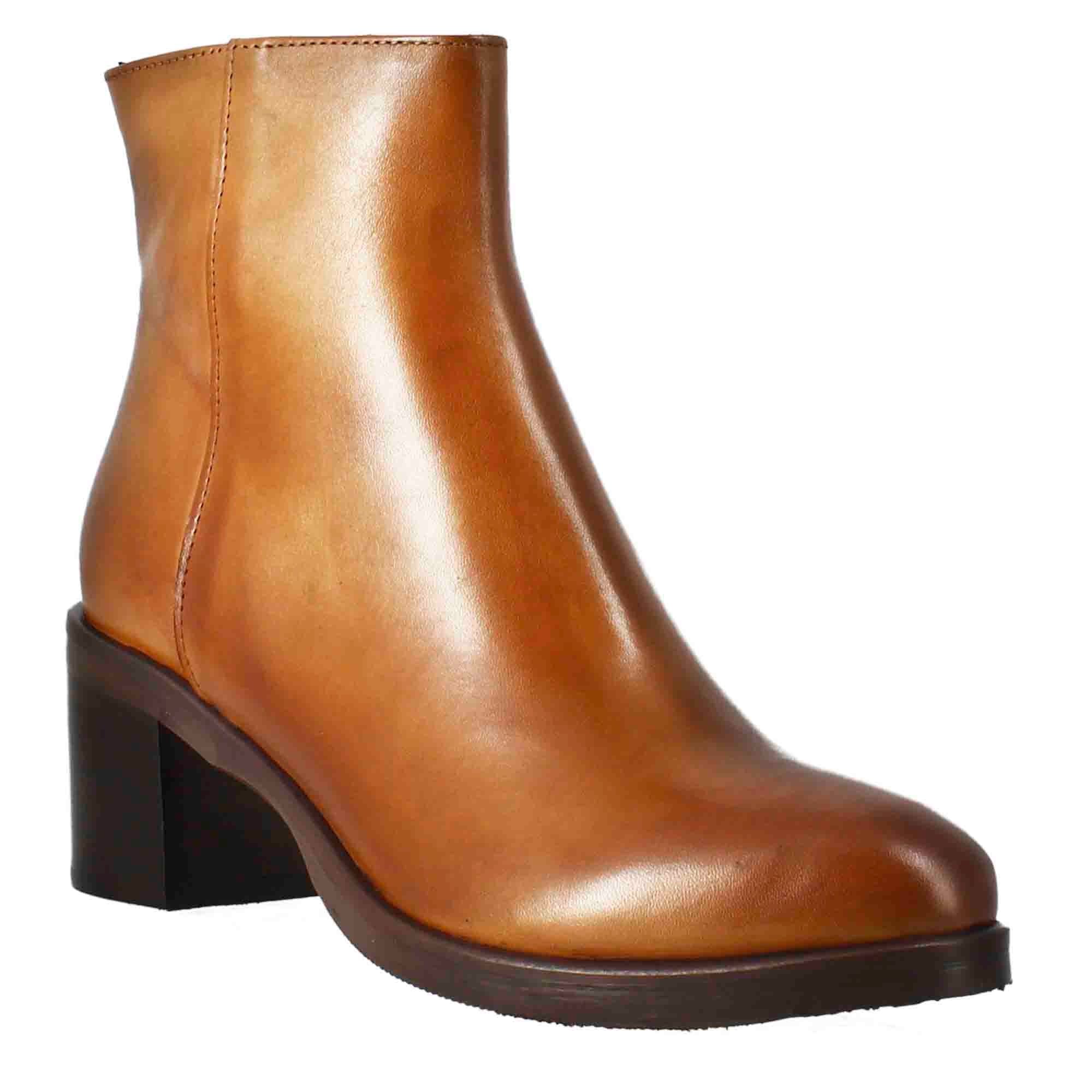 Smooth women's ankle boot with medium heel in brown leather