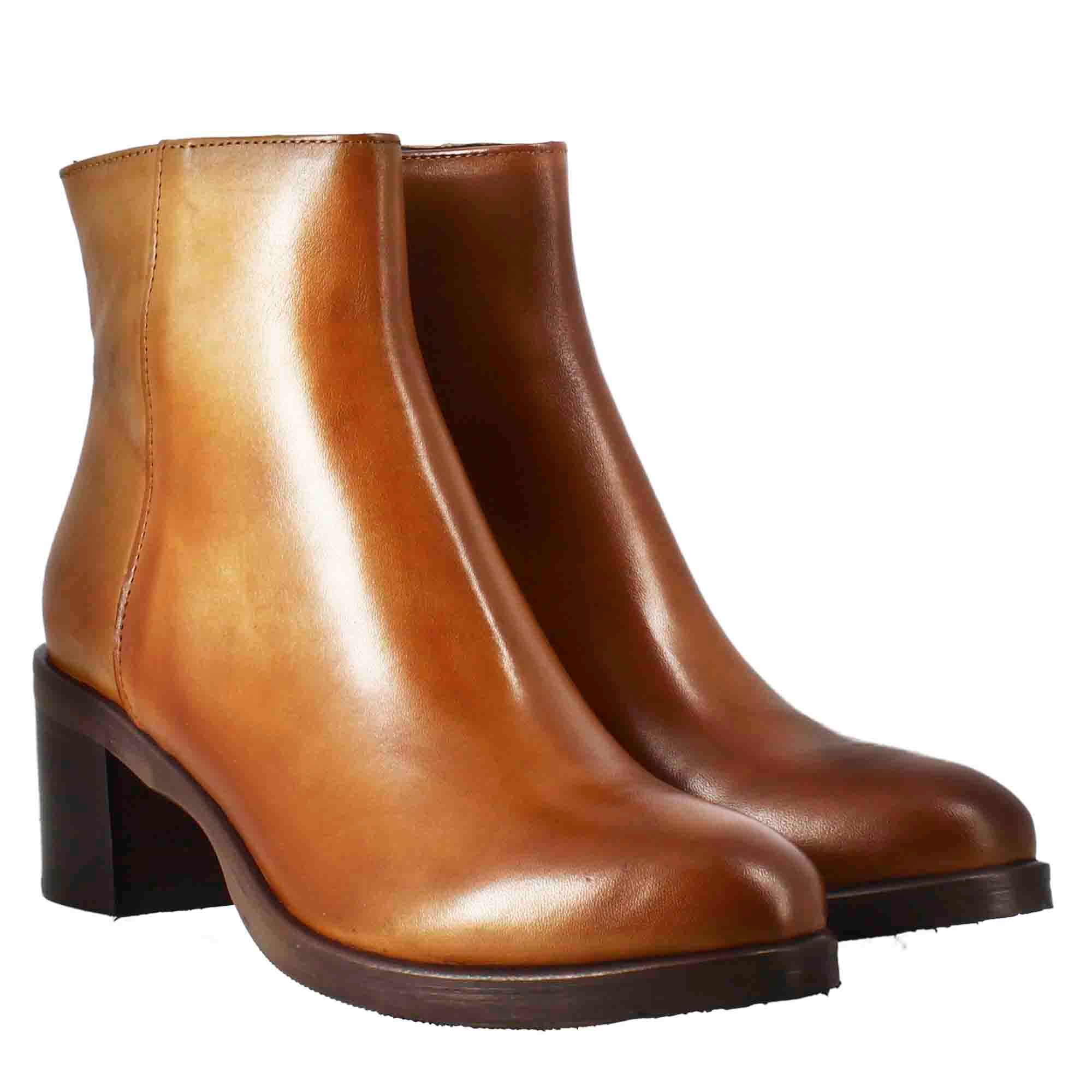 Smooth women's ankle boot with medium heel in brown leather