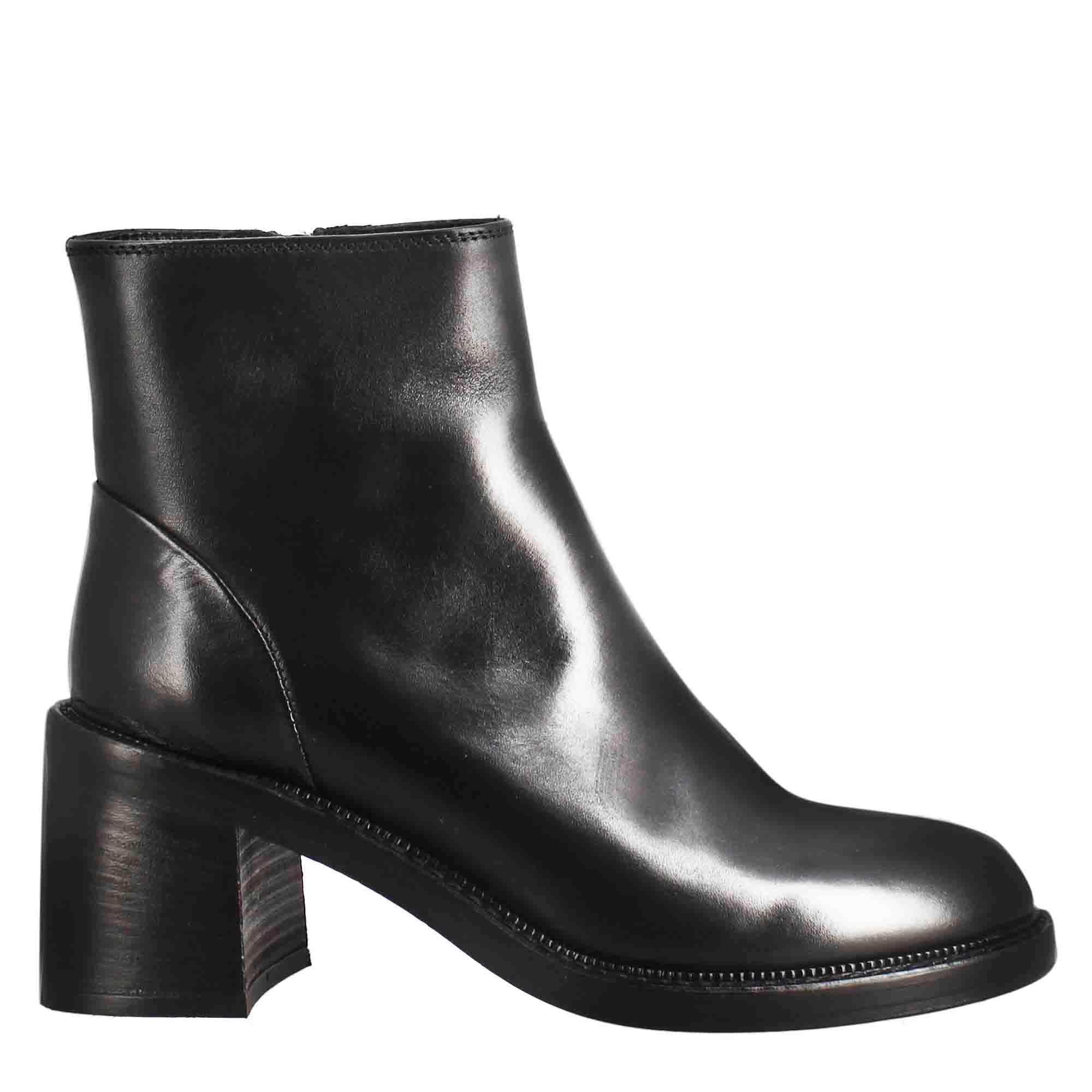 Women's low diver boot with heel in black washed leather