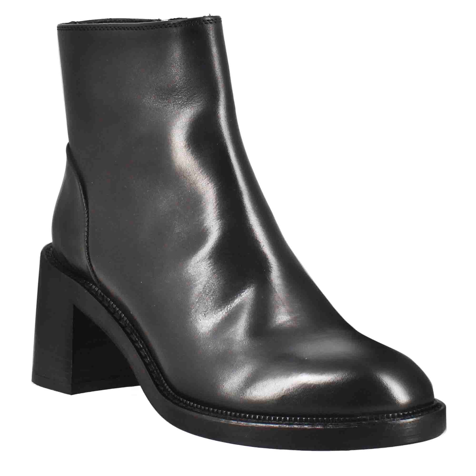 Women's low diver boot with heel in black washed leather