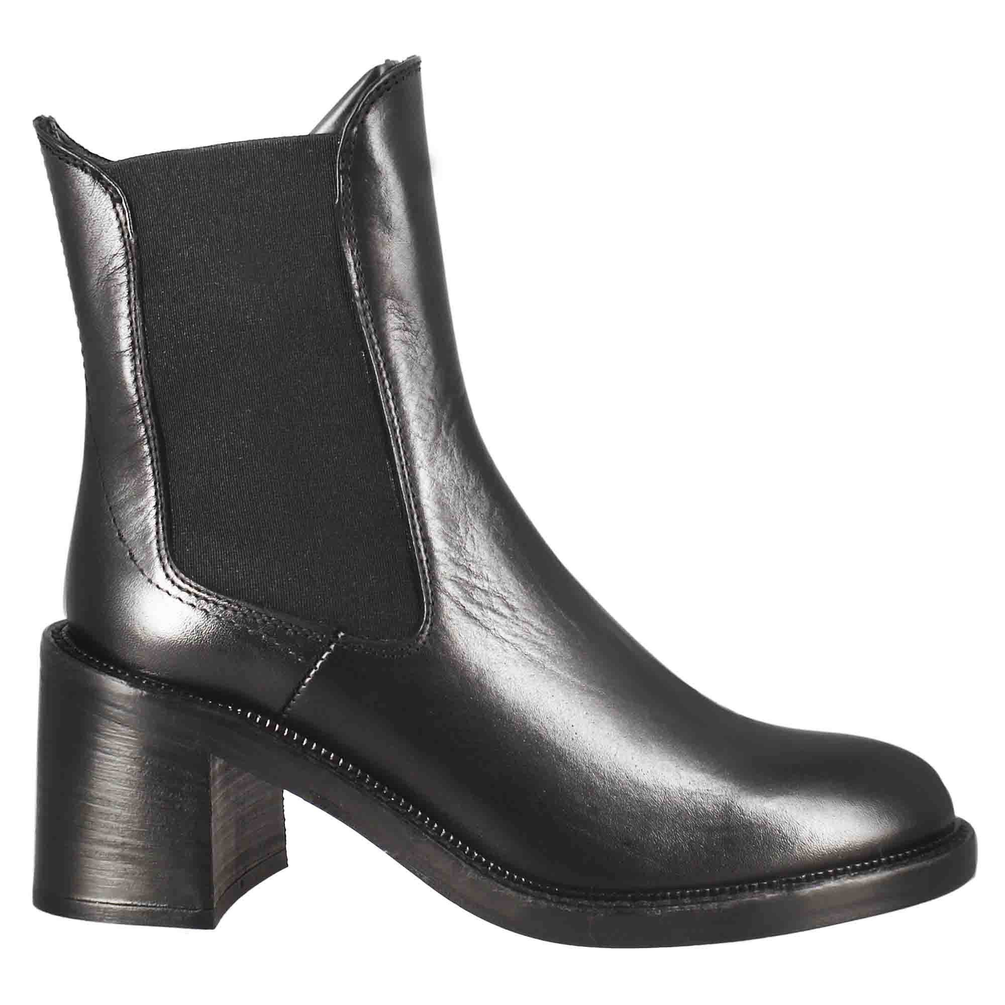 Women's diver chelsea boot with heel in black washed leather