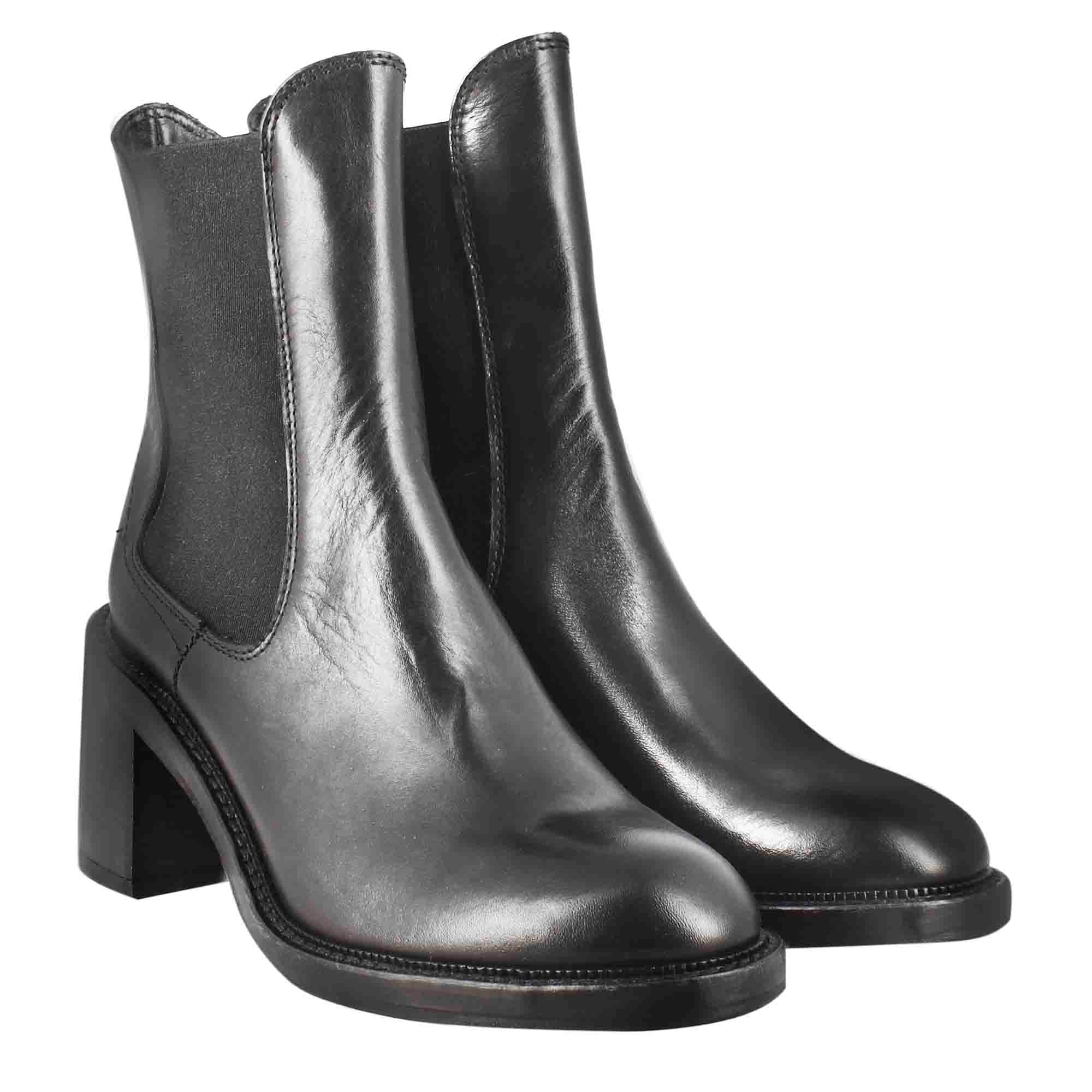 Women's diver chelsea boot with heel in black washed leather