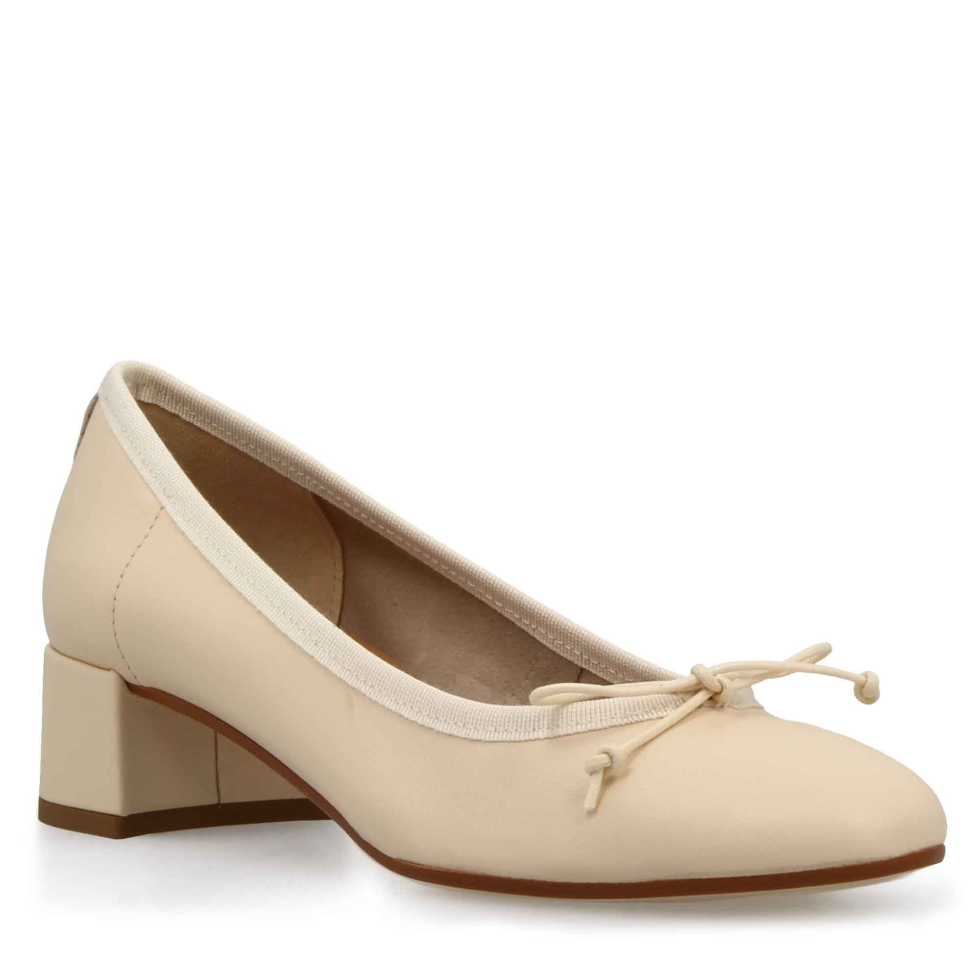 Ballerina artigianale tacco medio in pelle beige