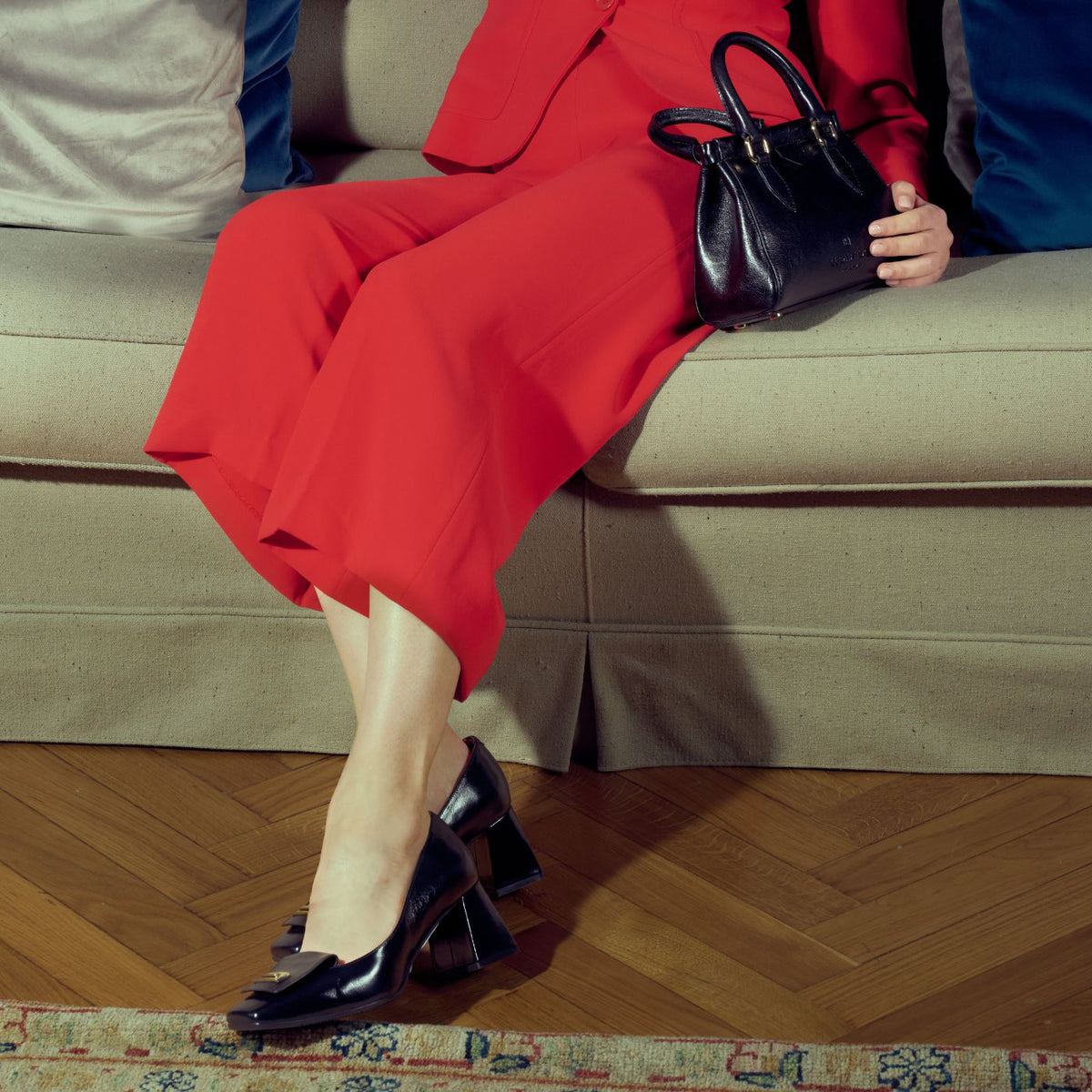Elegant women's décolleté in black leather with square toe