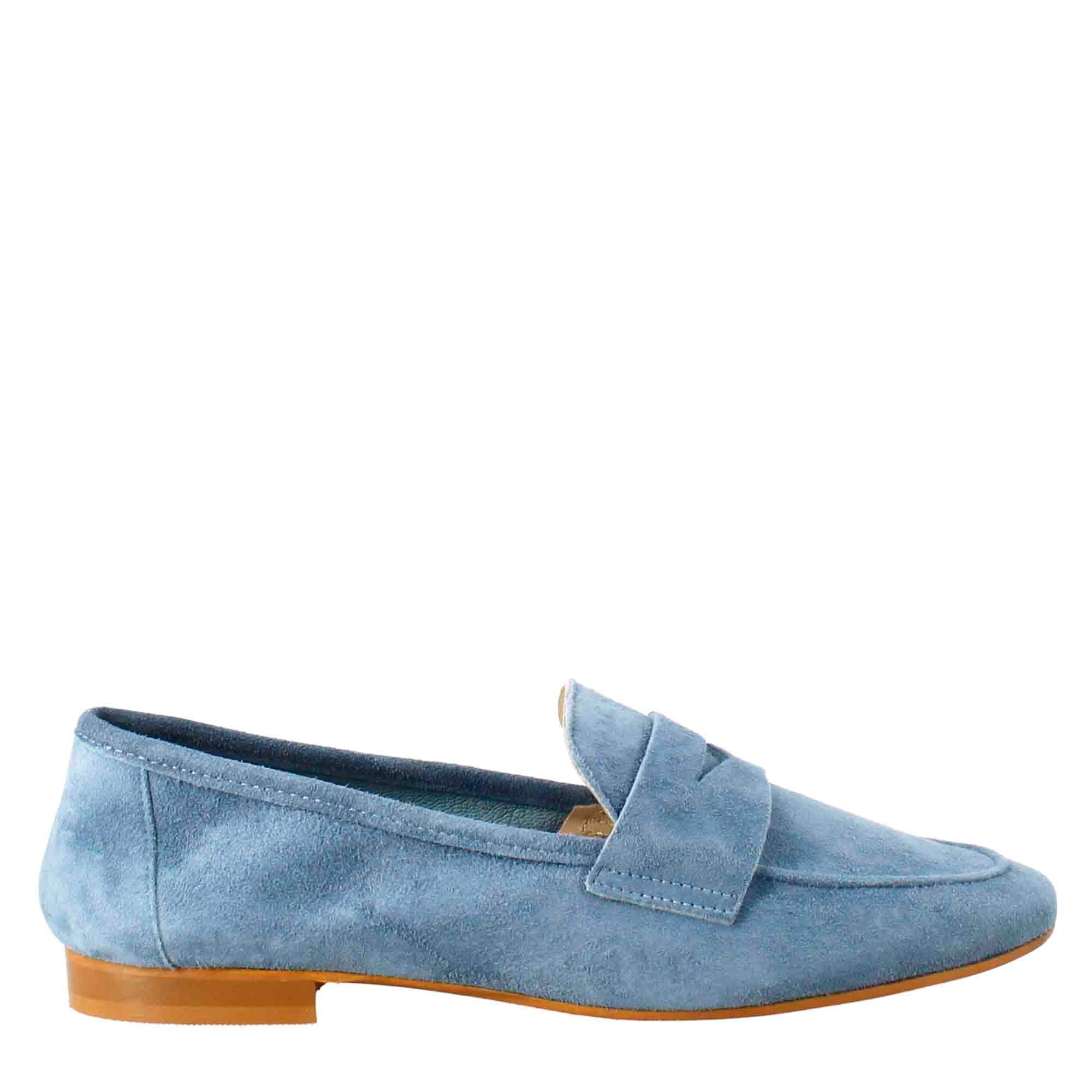 Flexible women's moccasin in light blue suede and rubber sole