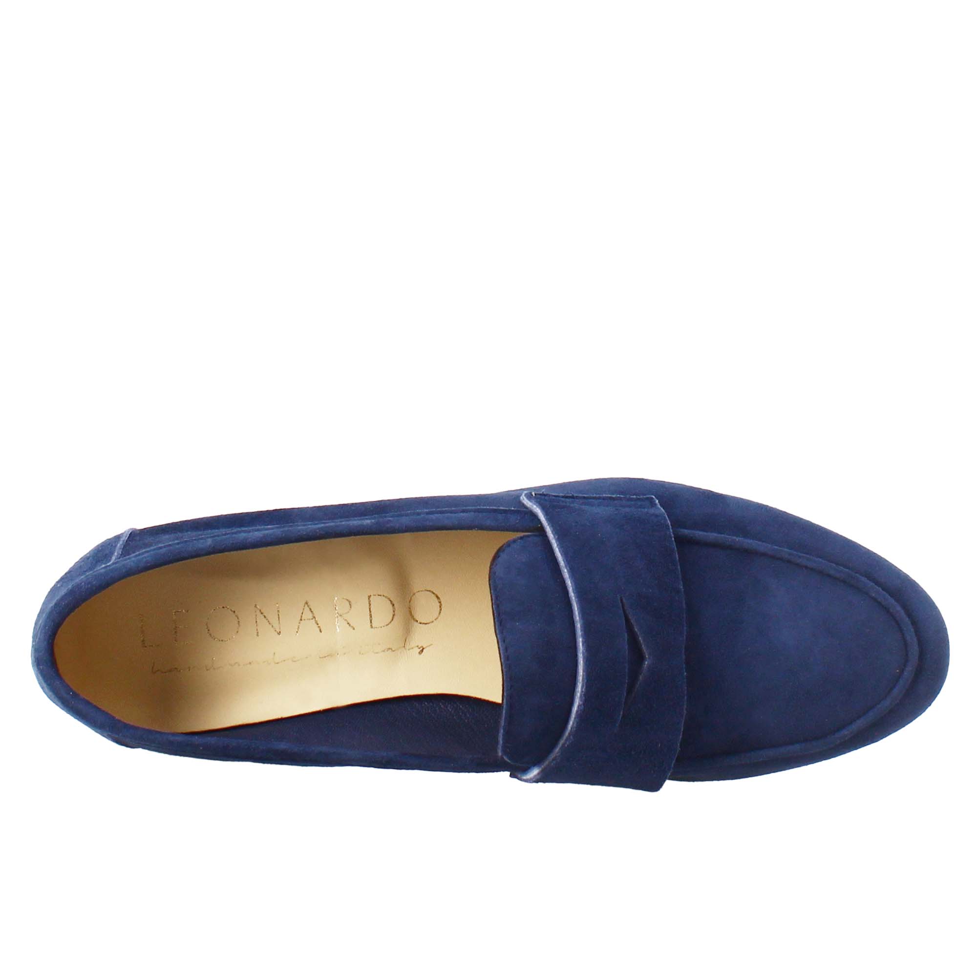 Mocassin pour femme fait à la main en daim bleu foncé.