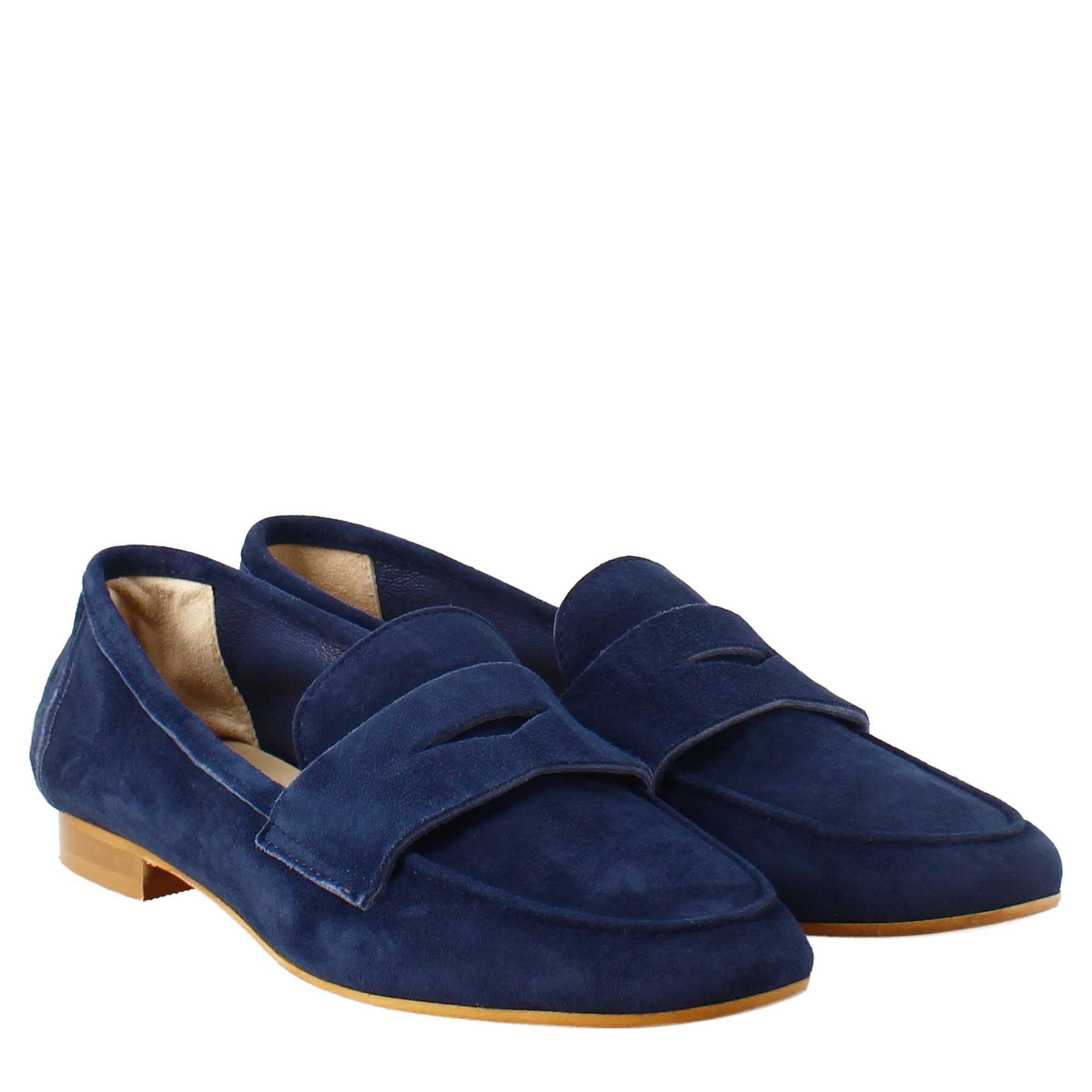 Mocassin pour femme fait à la main en daim bleu foncé.