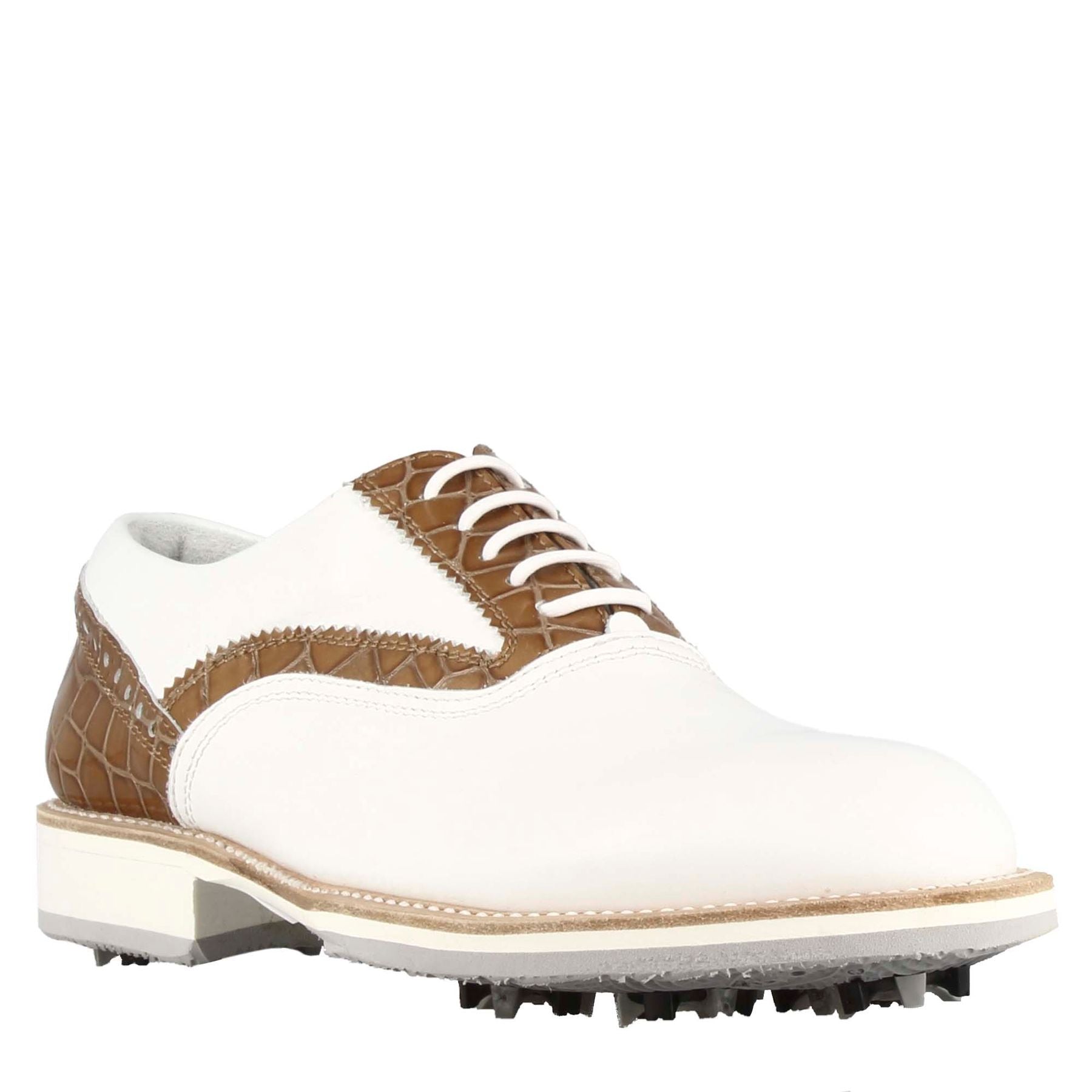 Scarpe da golf artigianali in pelle bianca con dettagli in colore marrone chiaro.