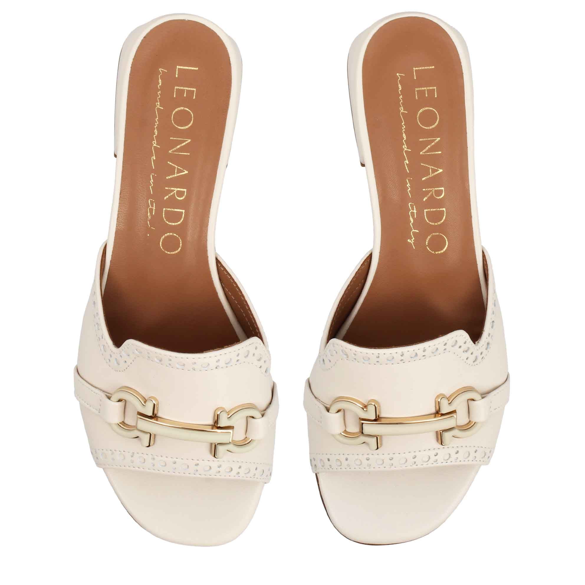 Sabot slide artigianale da donna in pelle beige con morsetto