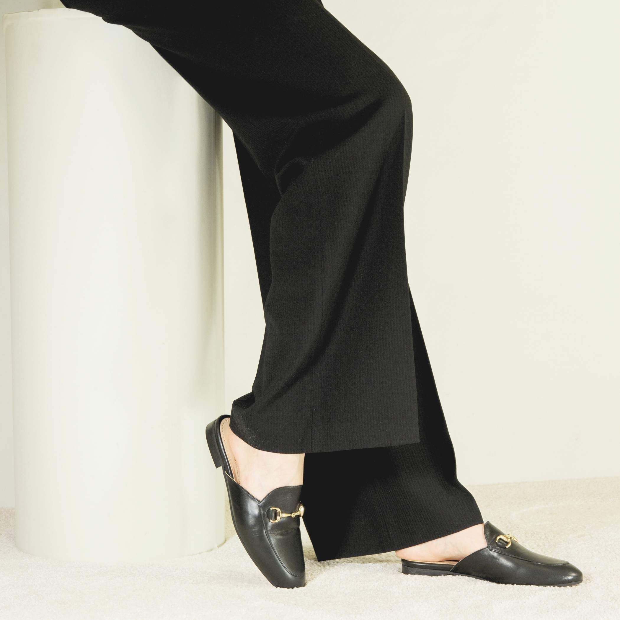 Scarpe mules con morsetto da donna artigianali in pelle color nero. - LeonardoShoes