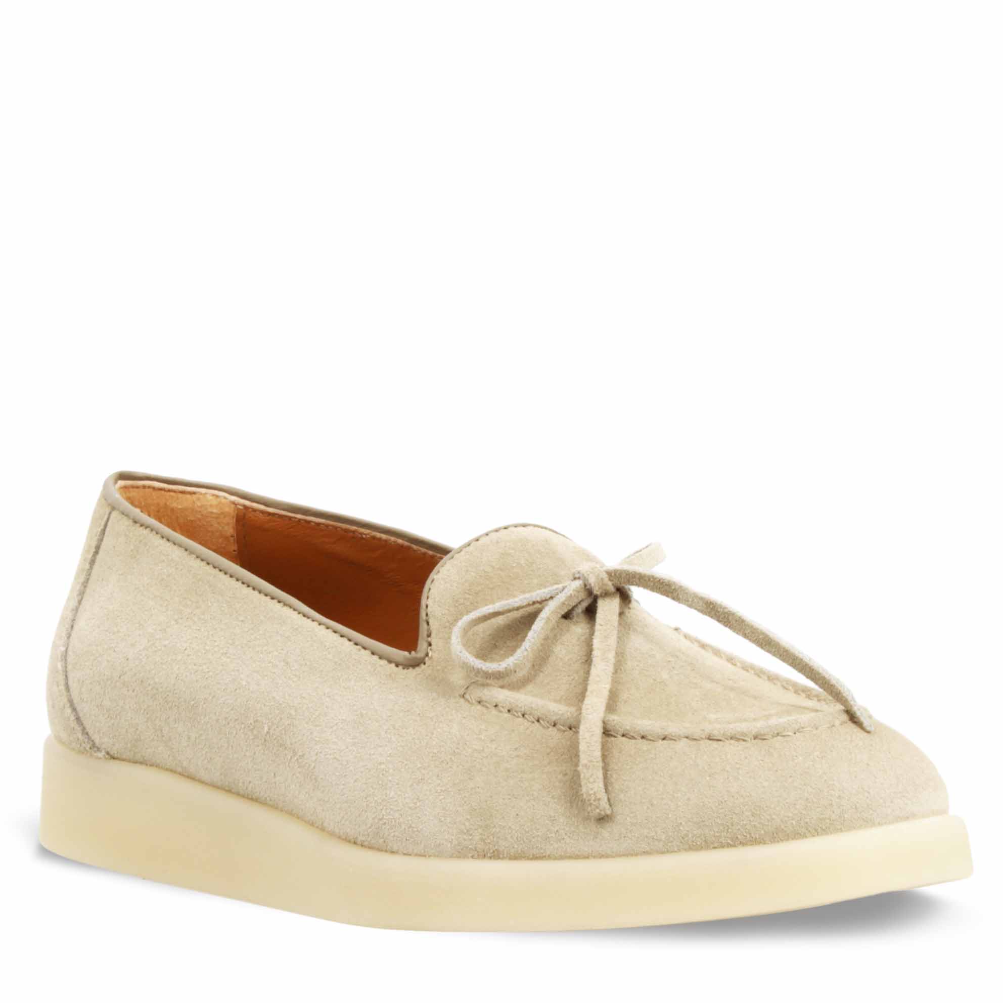 Chaussure bateau en daim beige pour femme, fabriquée à la main