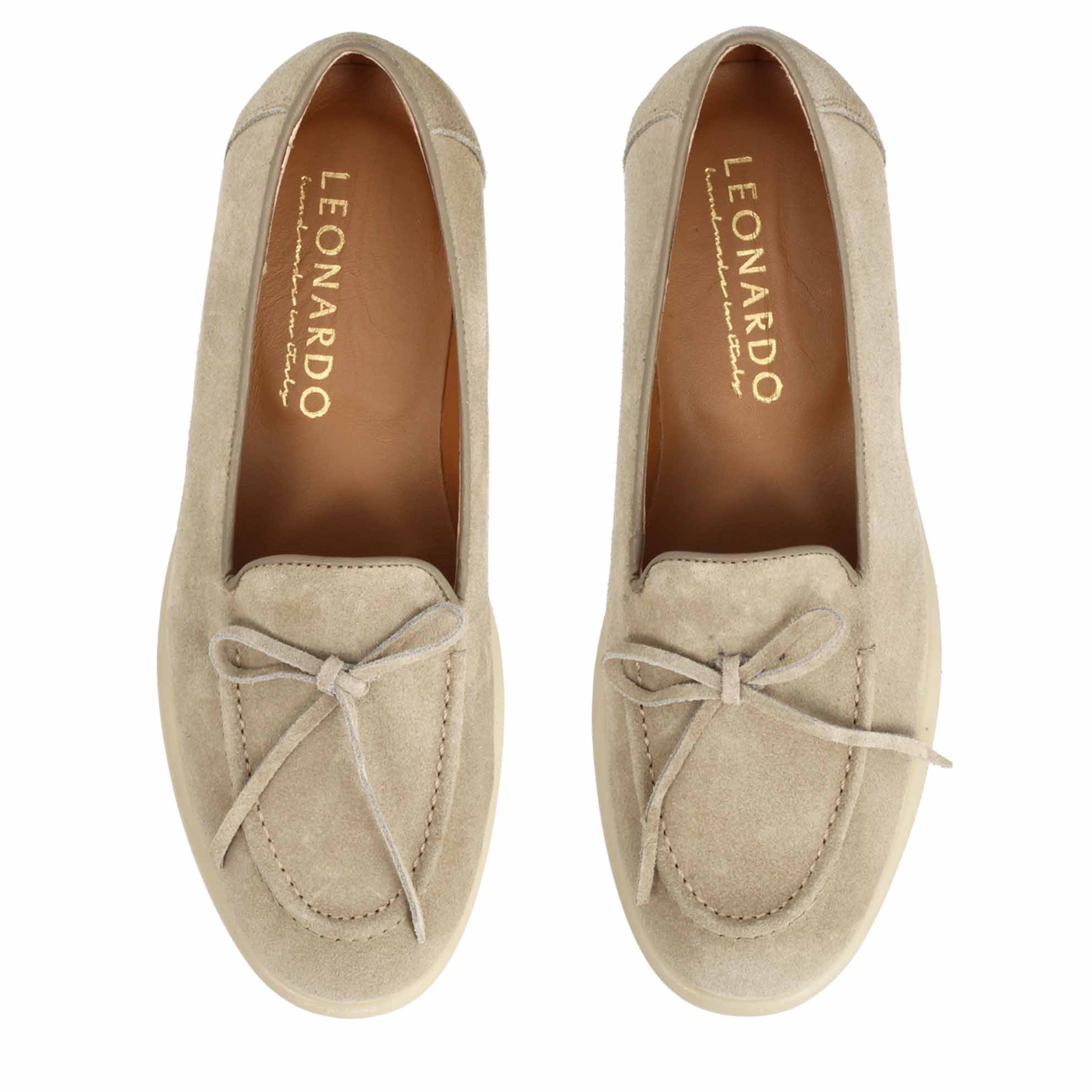 Chaussure bateau en daim beige pour femme, fabriquée à la main