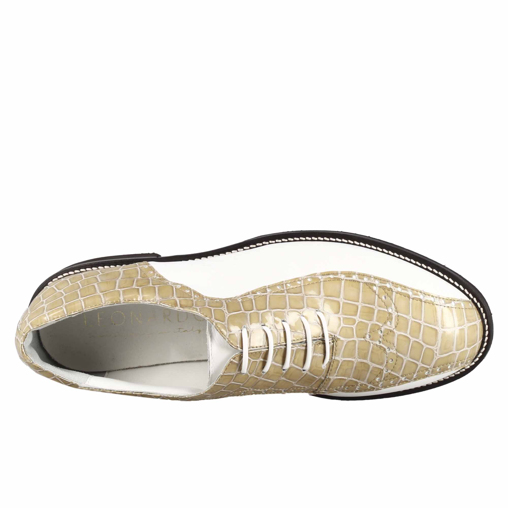 Chaussures de golf pour femme en cuir bicolore blanc et beige imprimé crocodile