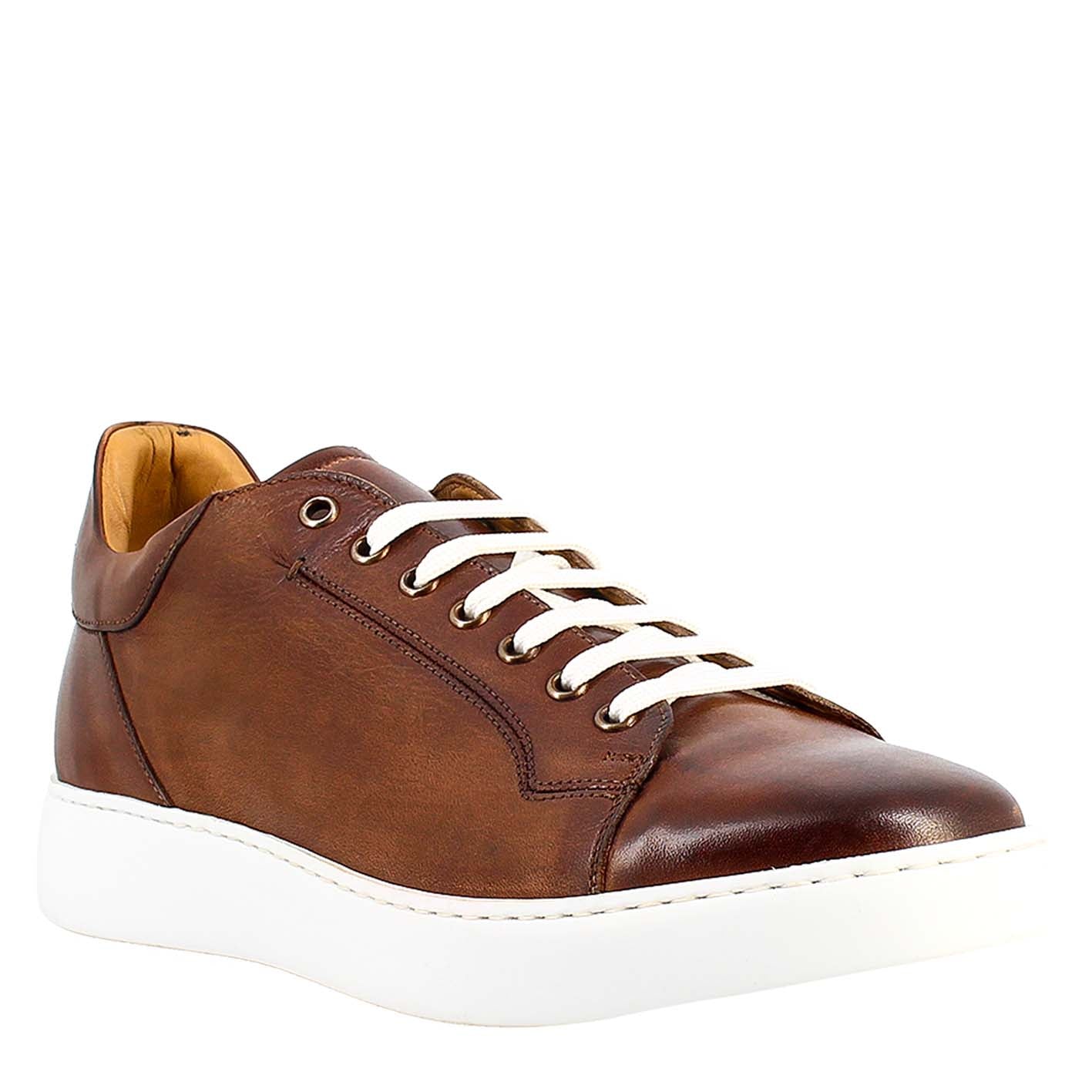 Élégante sneaker marron pour homme en cuir lisse