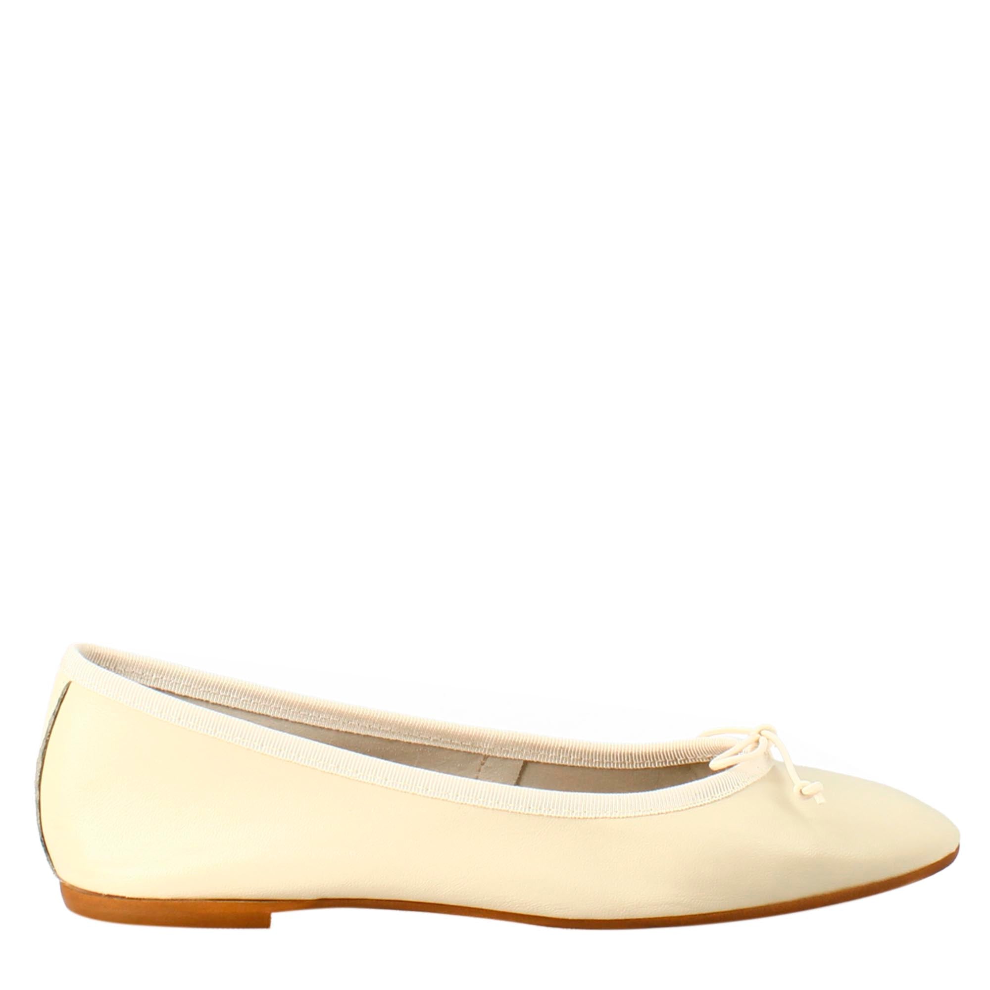 Light beige women's ballet flats in smooth leather 