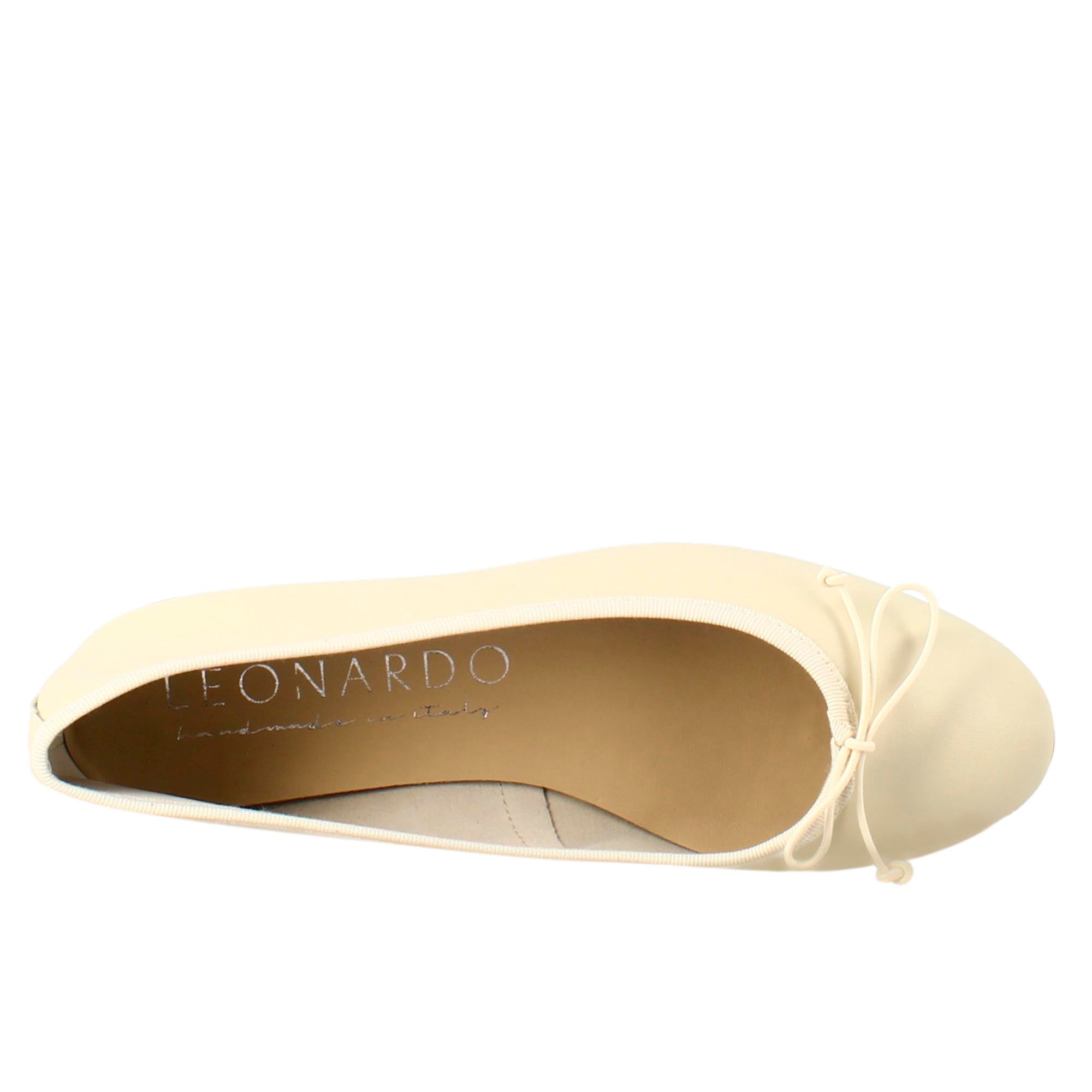 Light beige women's ballet flats in smooth leather 