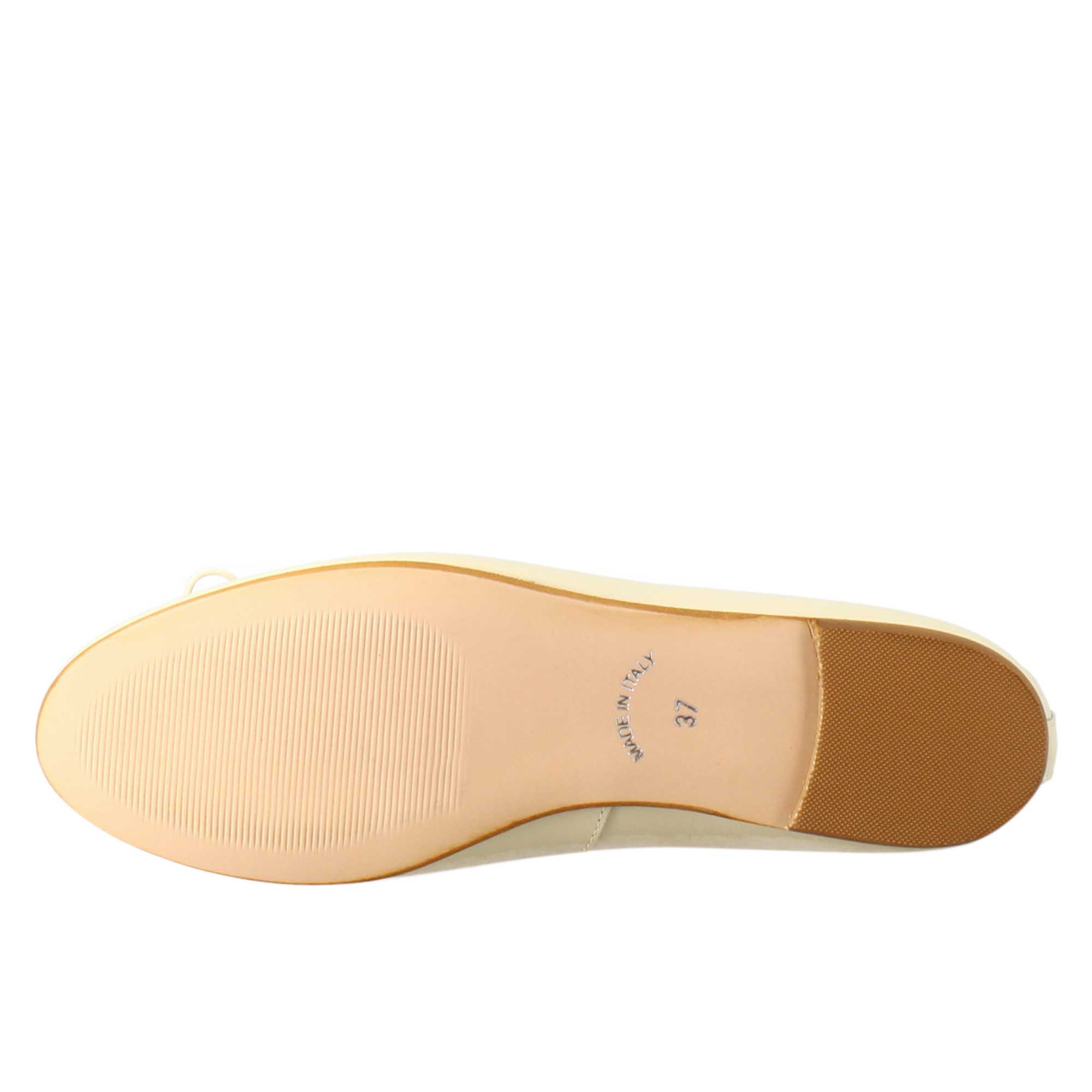 Light beige women's ballet flats in smooth leather 