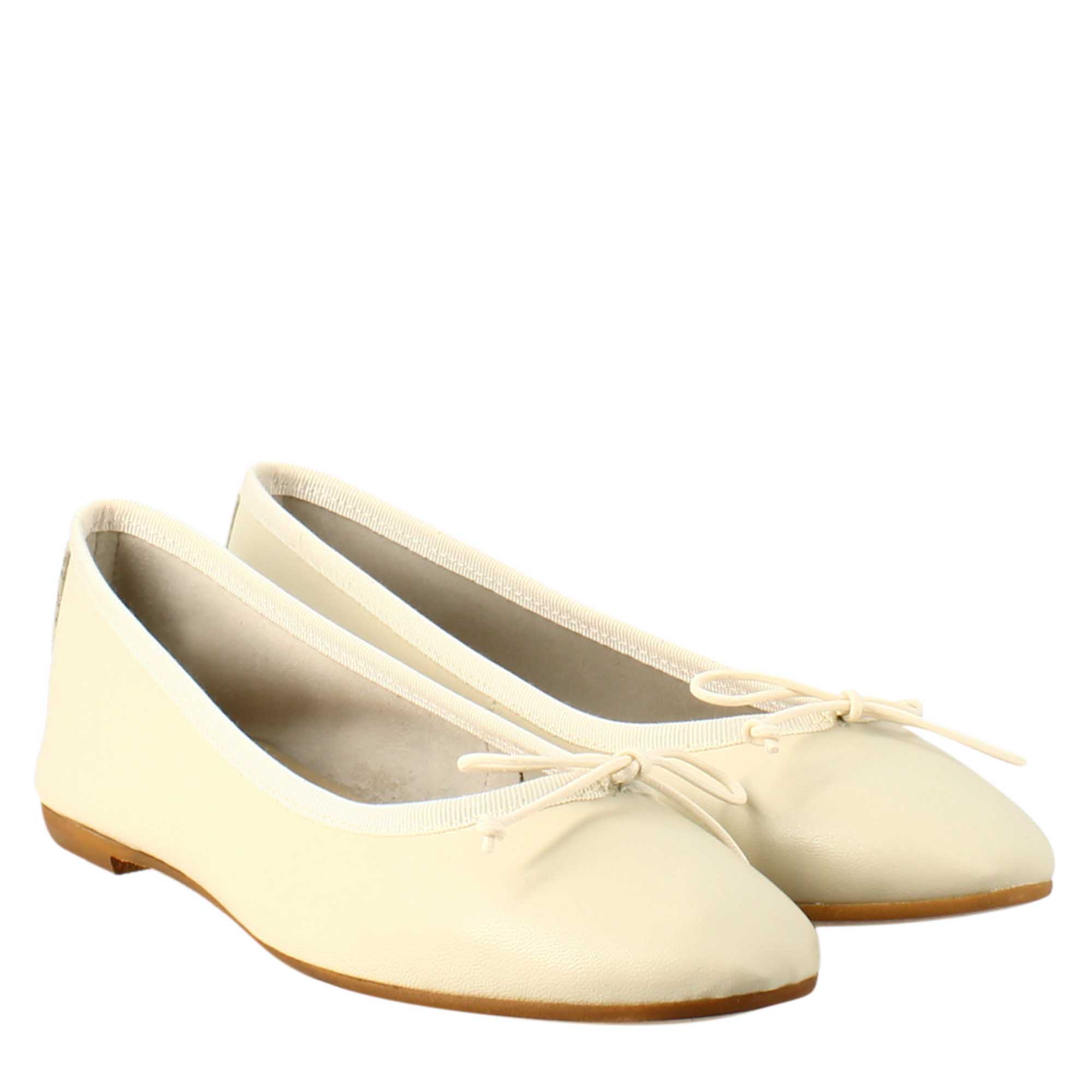 Light beige women's ballet flats in smooth leather 