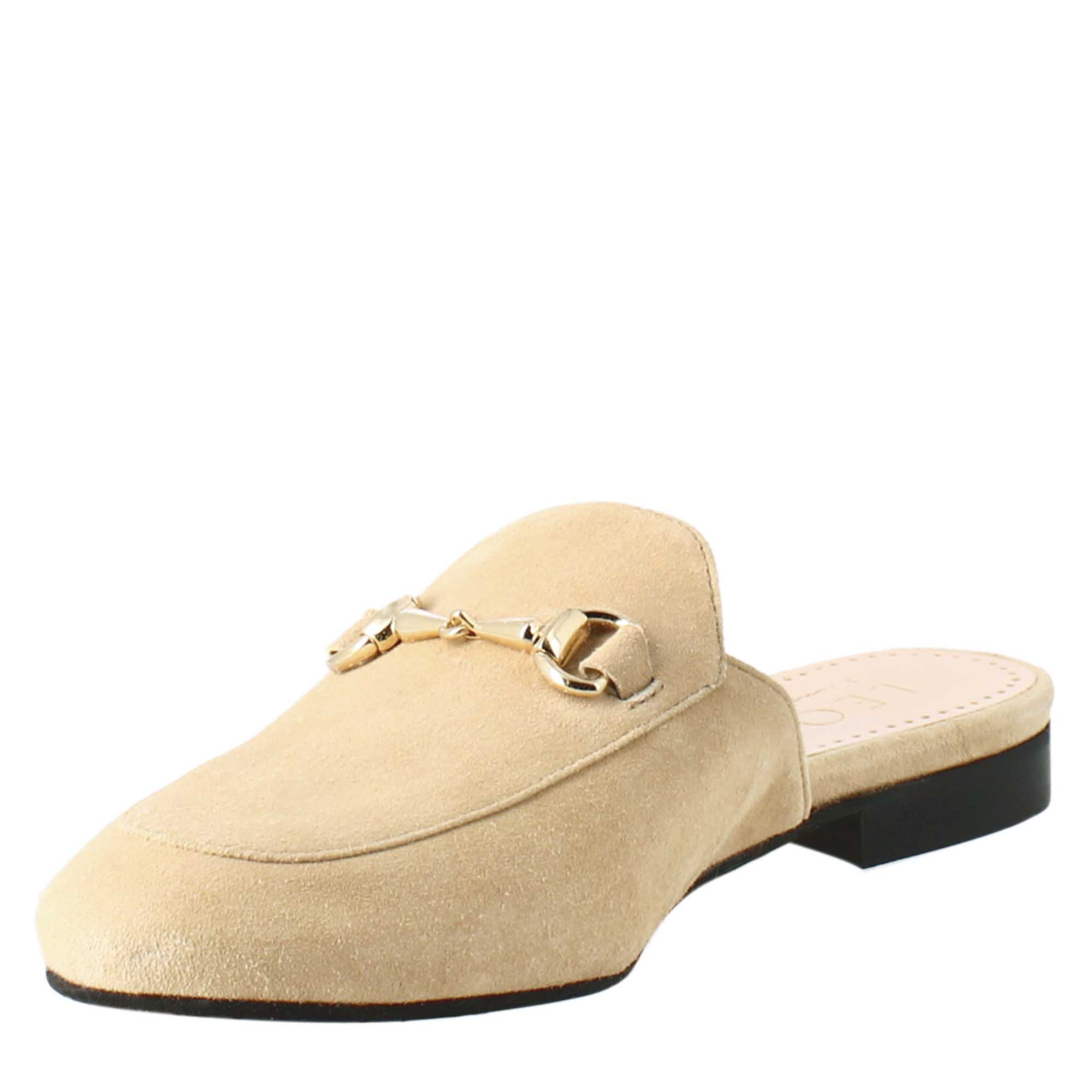 Sabot da donna in pelle scamosciata beige con fibbia oro