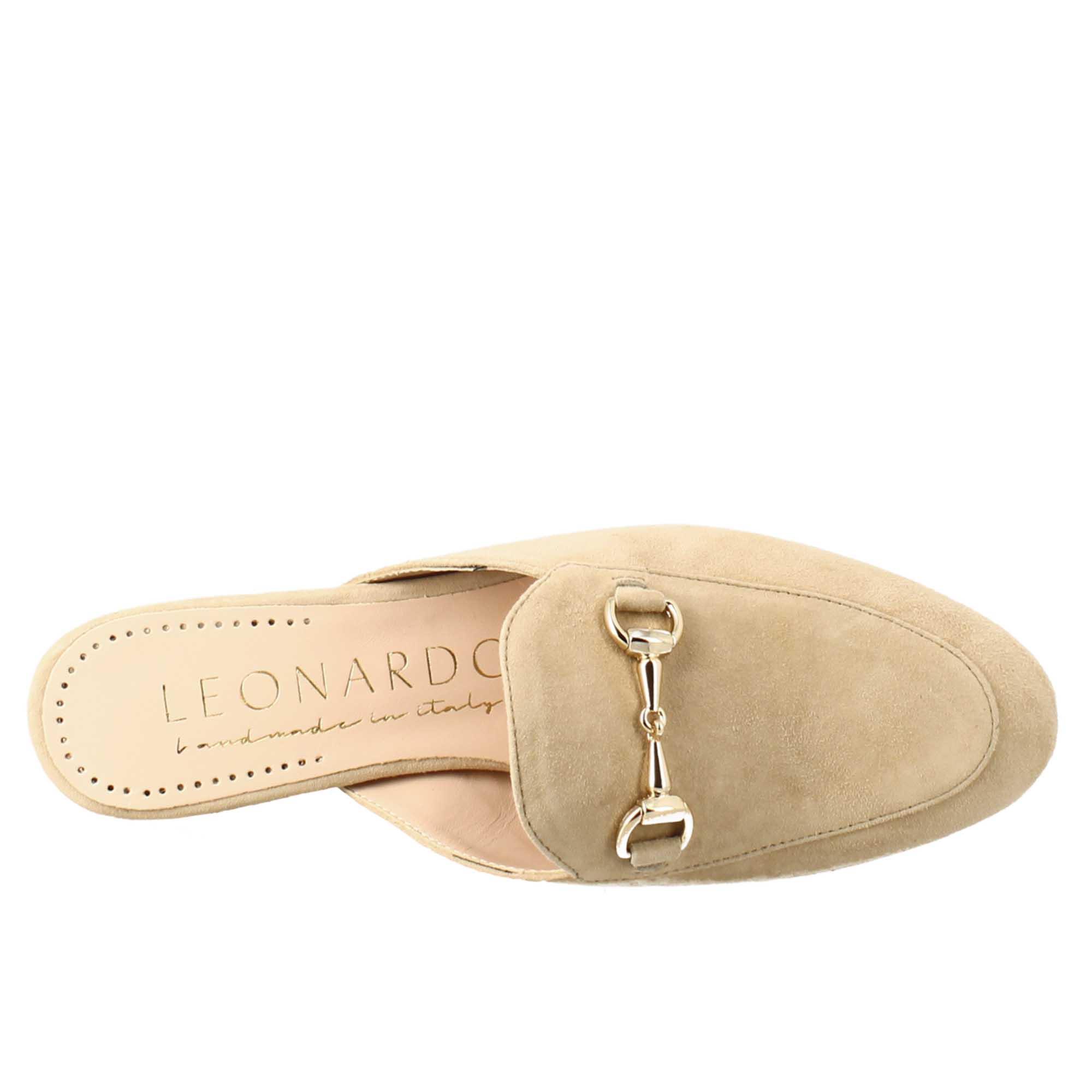 Sabot da donna in pelle scamosciata beige con fibbia oro