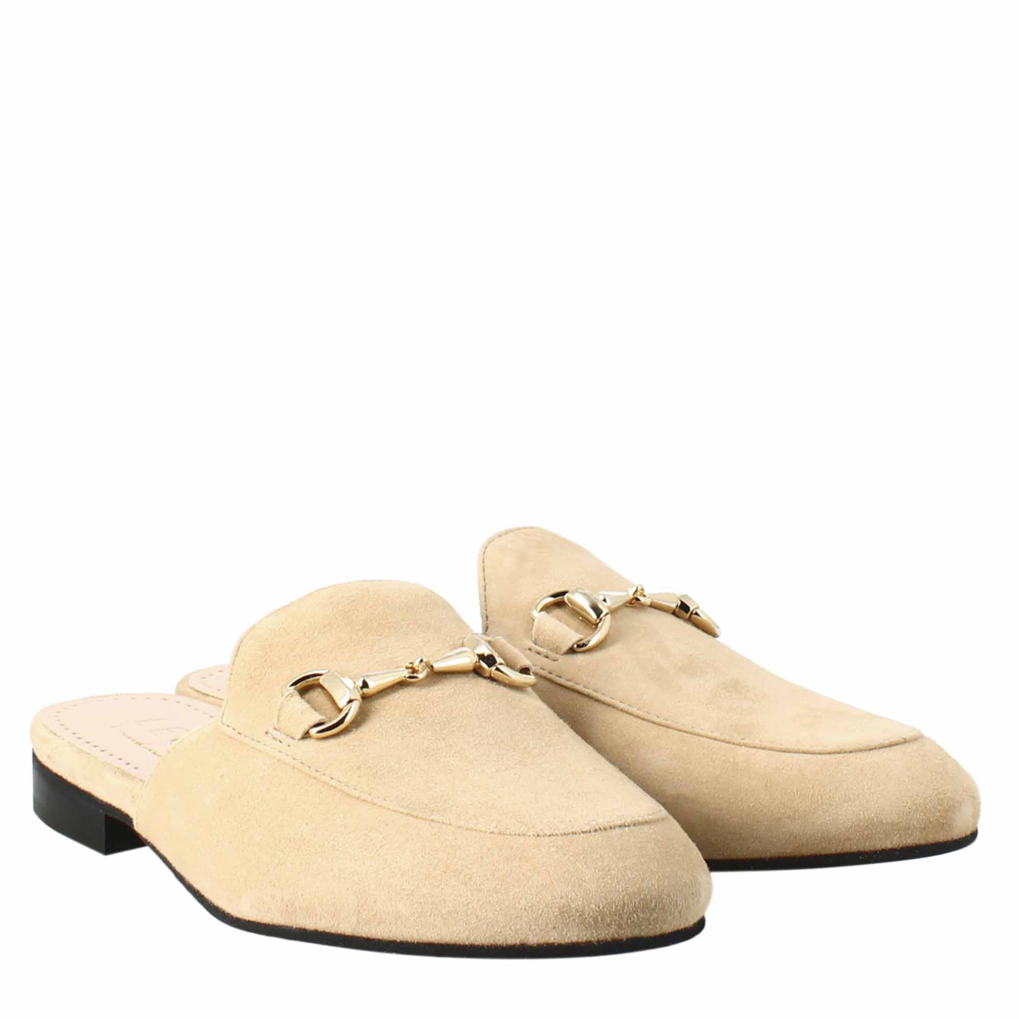 Sabot da donna in pelle scamosciata beige con fibbia oro