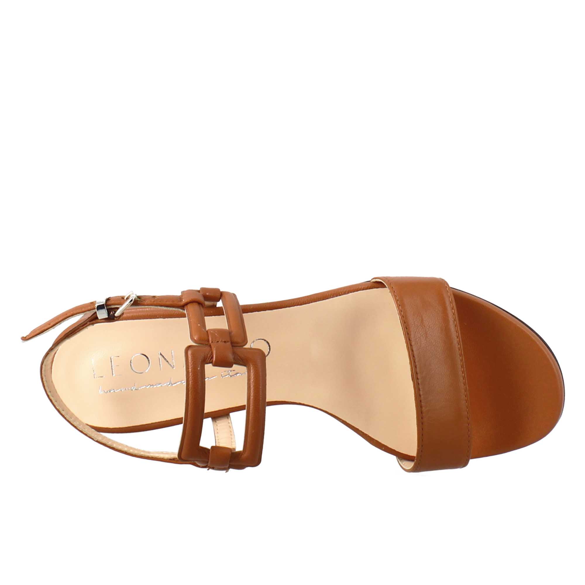 Woman's open sandal with low heel in brown leather 