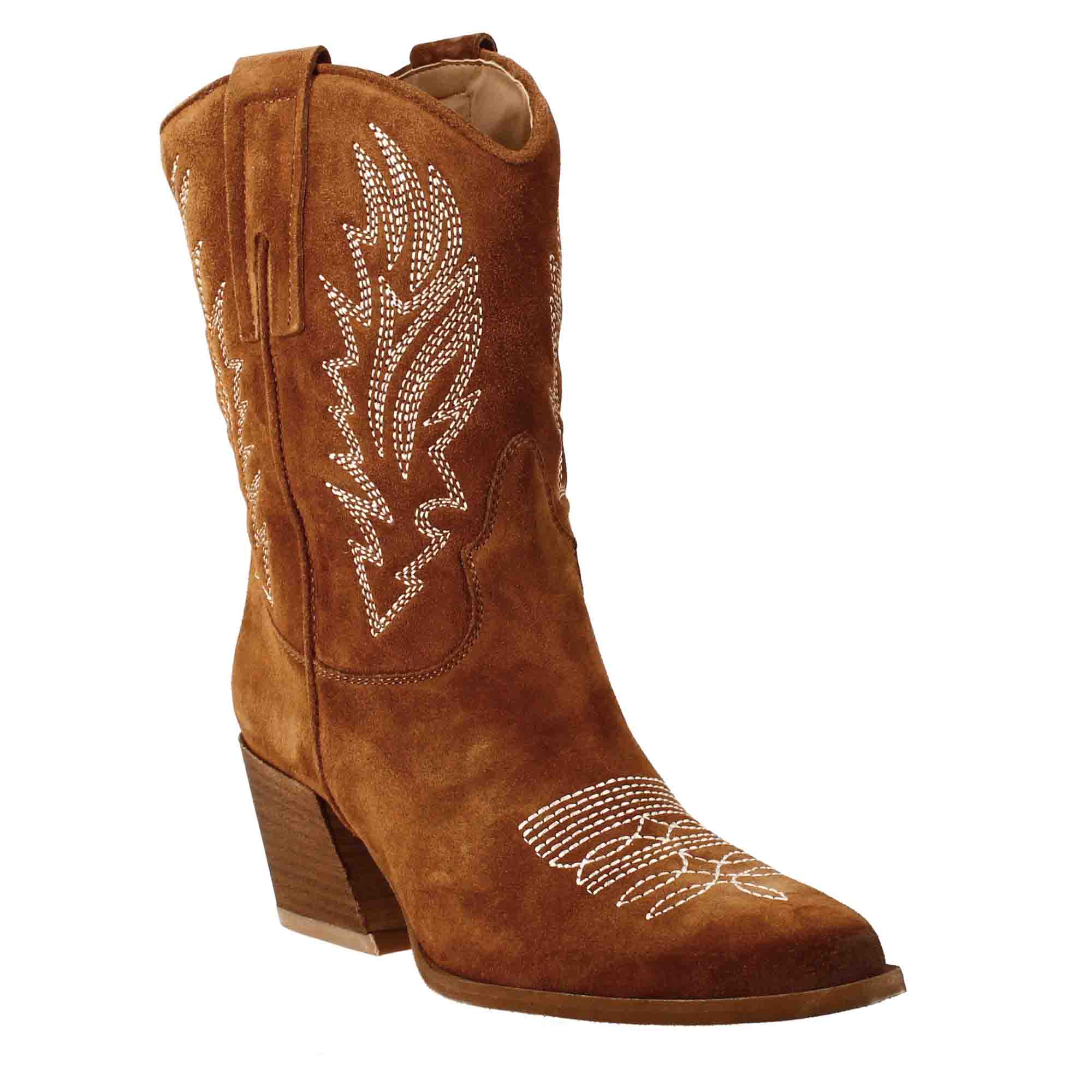 Low women's Texan boots in burnt brown suede with embroidery.