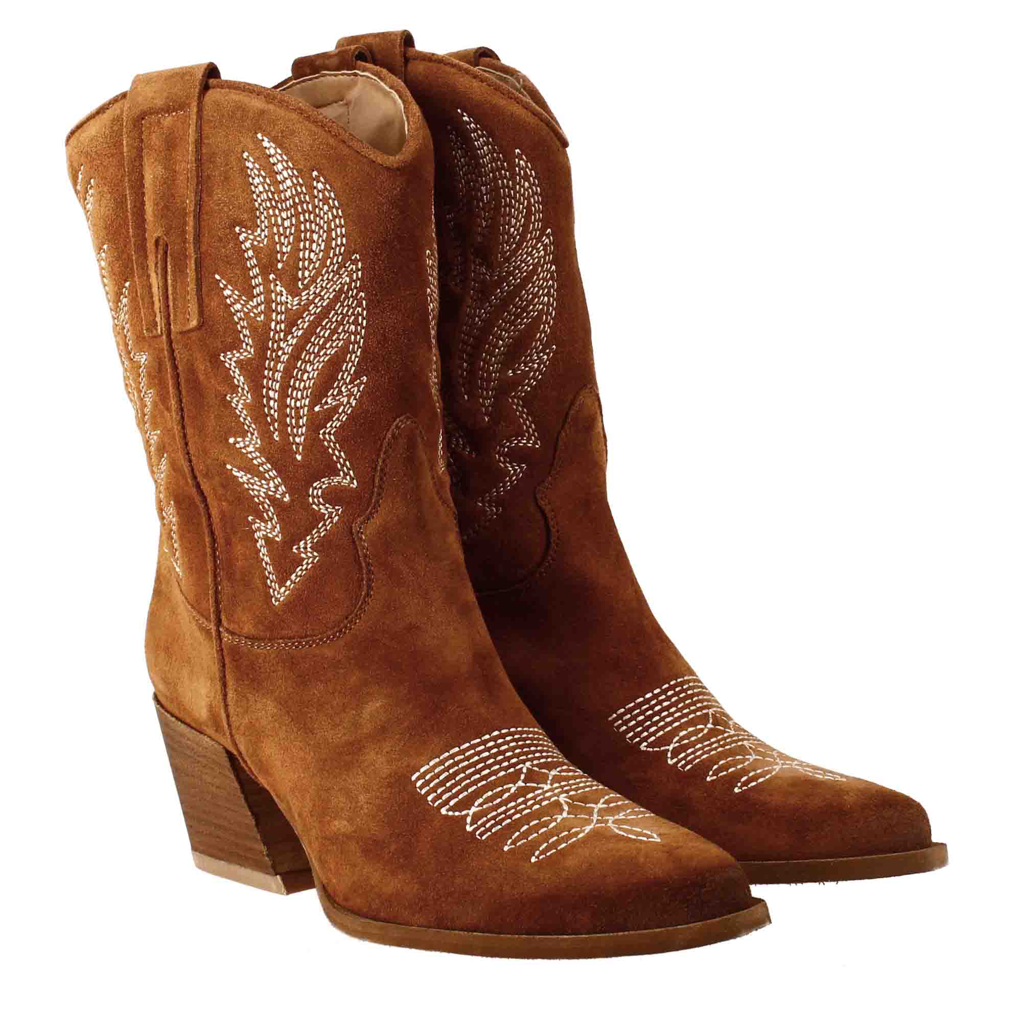 Low women's Texan boots in burnt brown suede with embroidery.