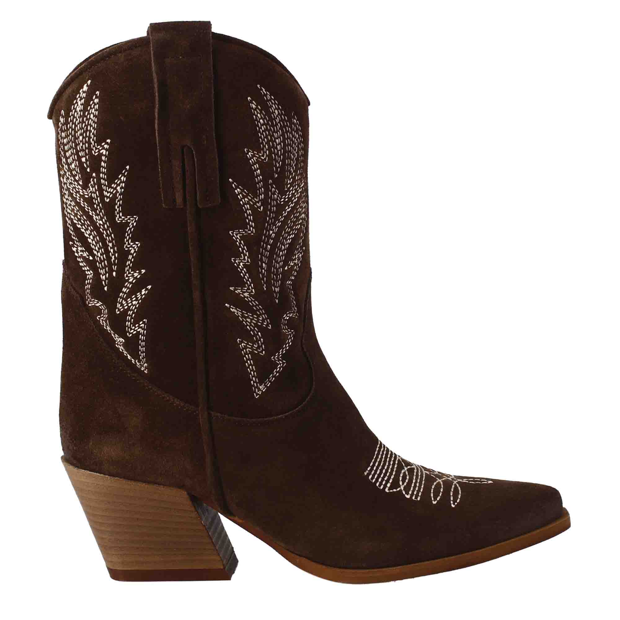 Women's low Texan boots in dark brown suede with embroidery.