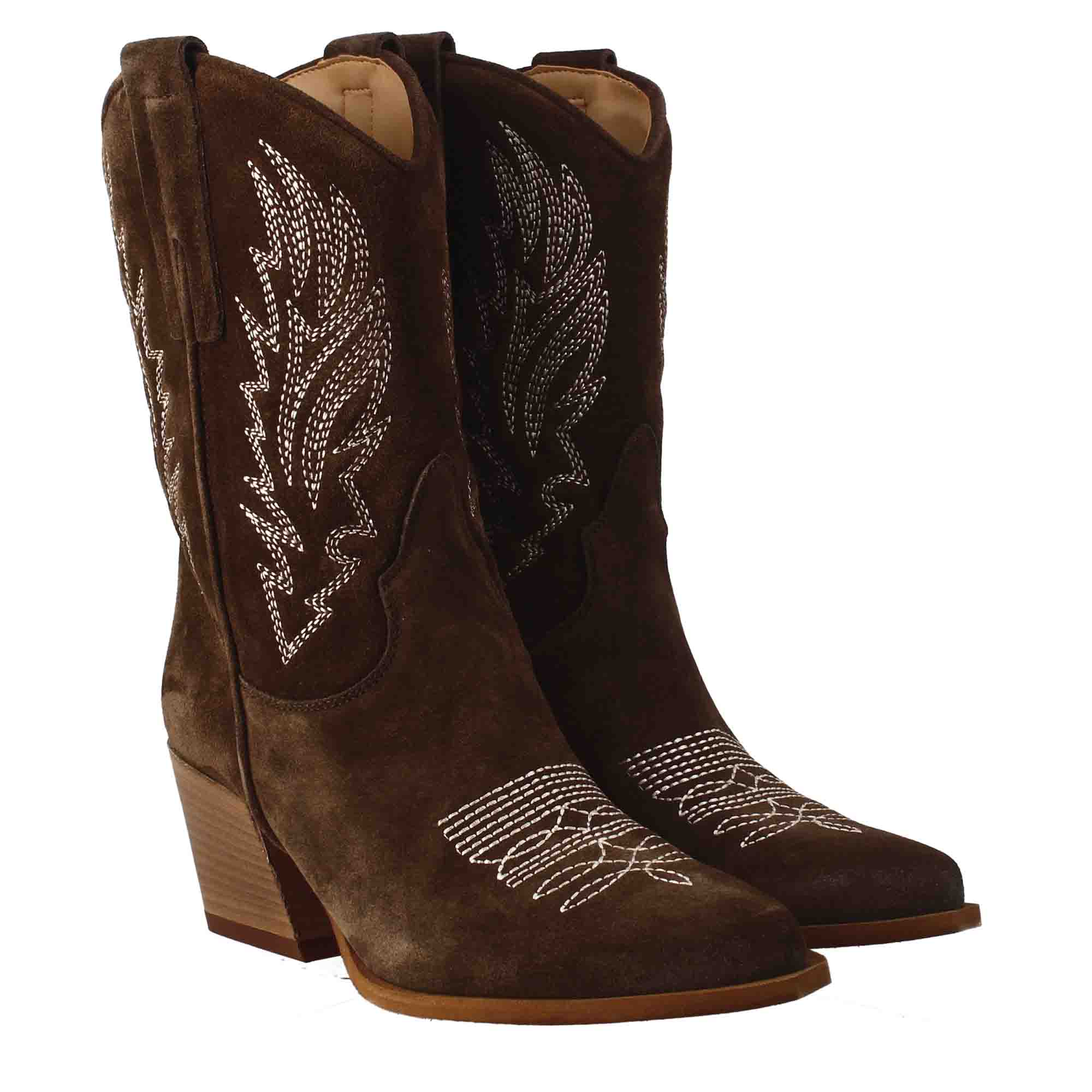 Women's low Texan boots in dark brown suede with embroidery.