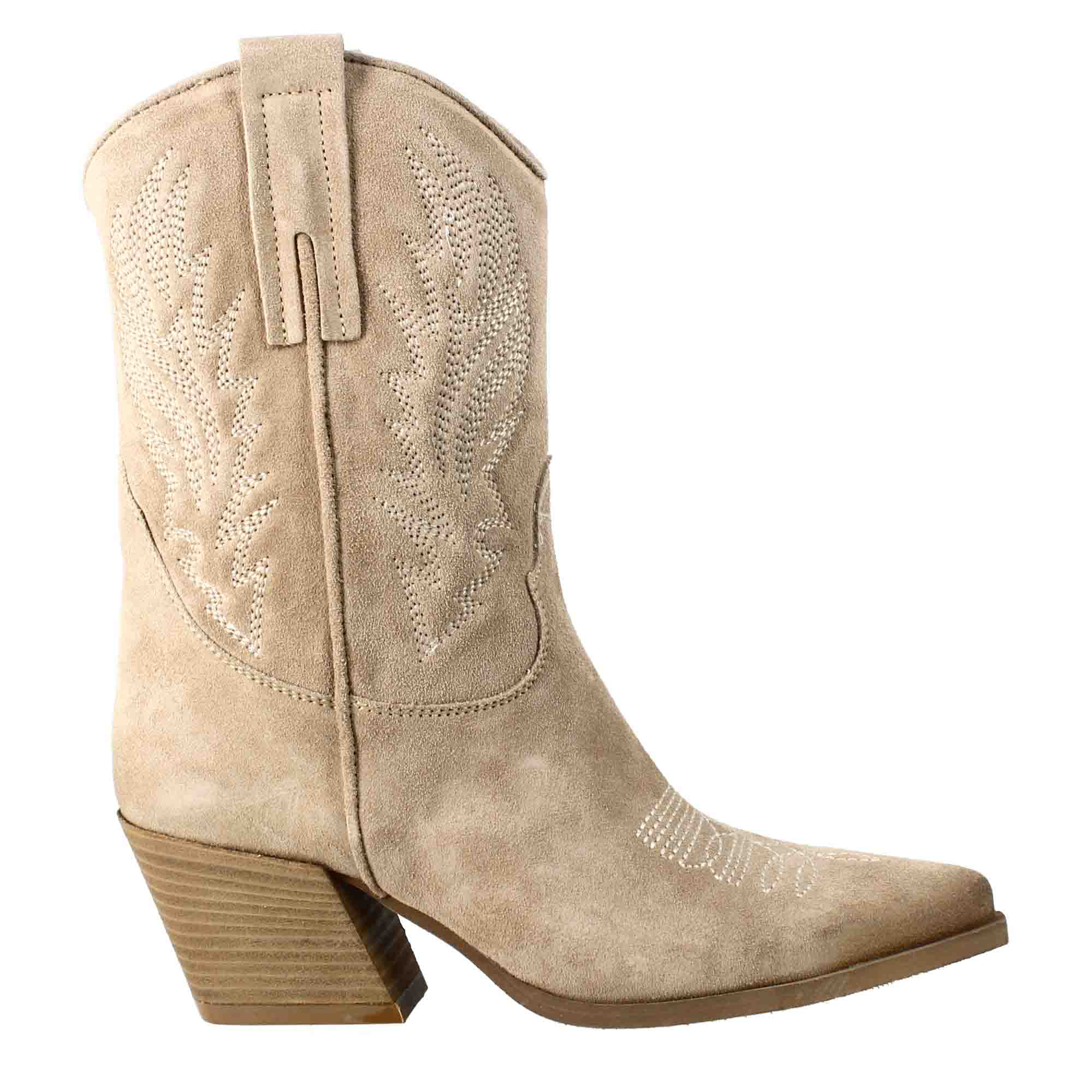 Women's low Texan boots in beige suede with embroidery.